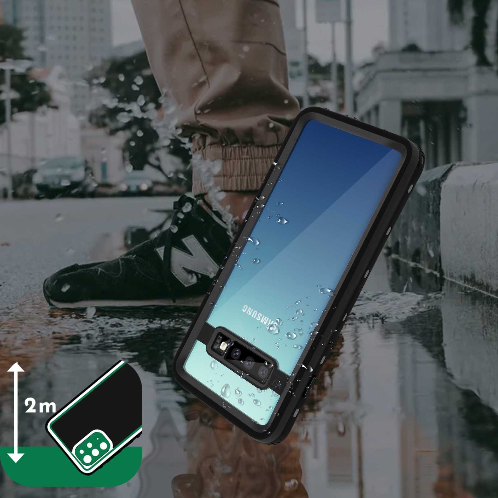Telefono in una custodia impermeabile nera, in una pozzanghera. È indicata la profondità di 2 m. Scena esterna.