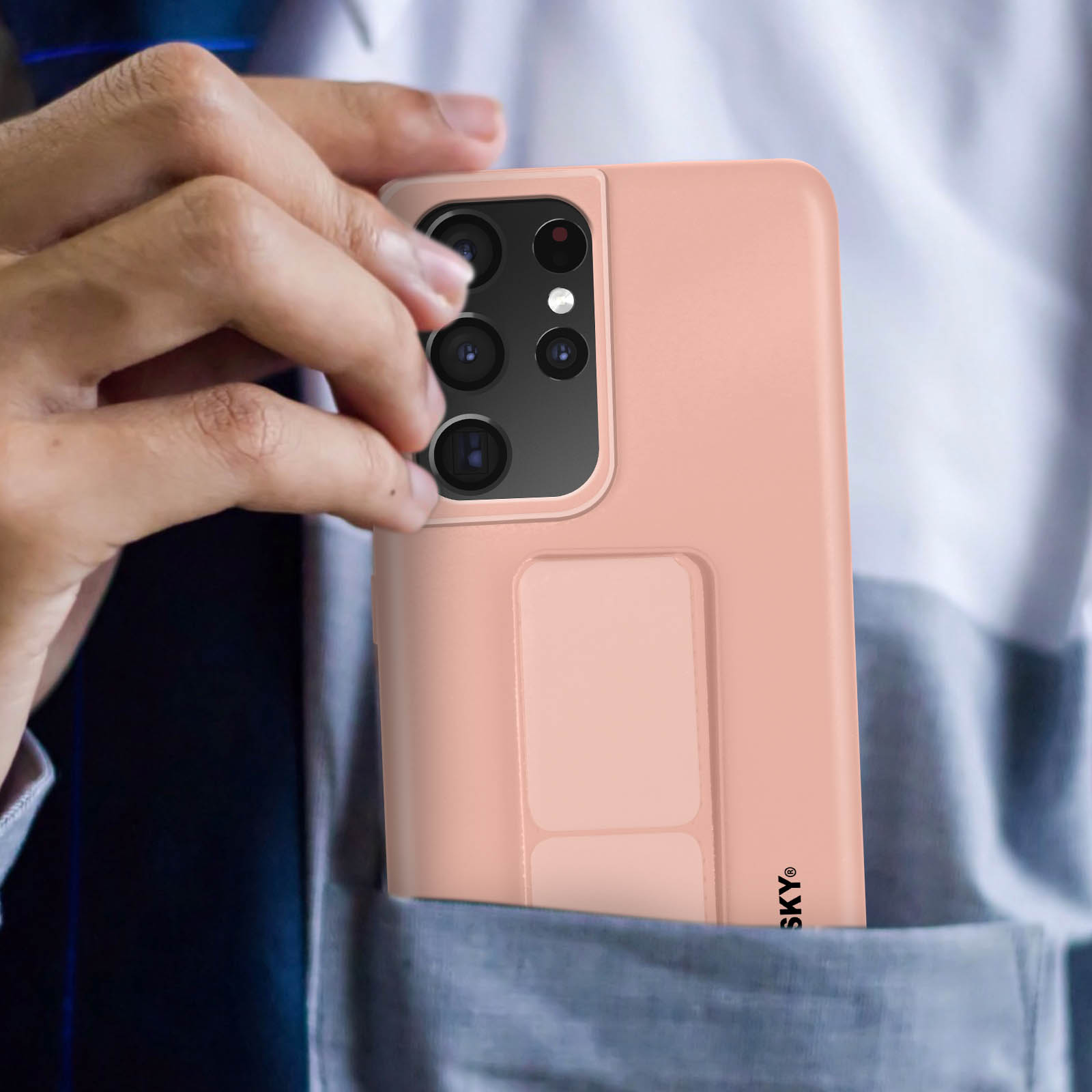 Brzoskwiniowe etui na telefon ze stojakiem w kieszeni. Telefon ma wycięcie na aparat.