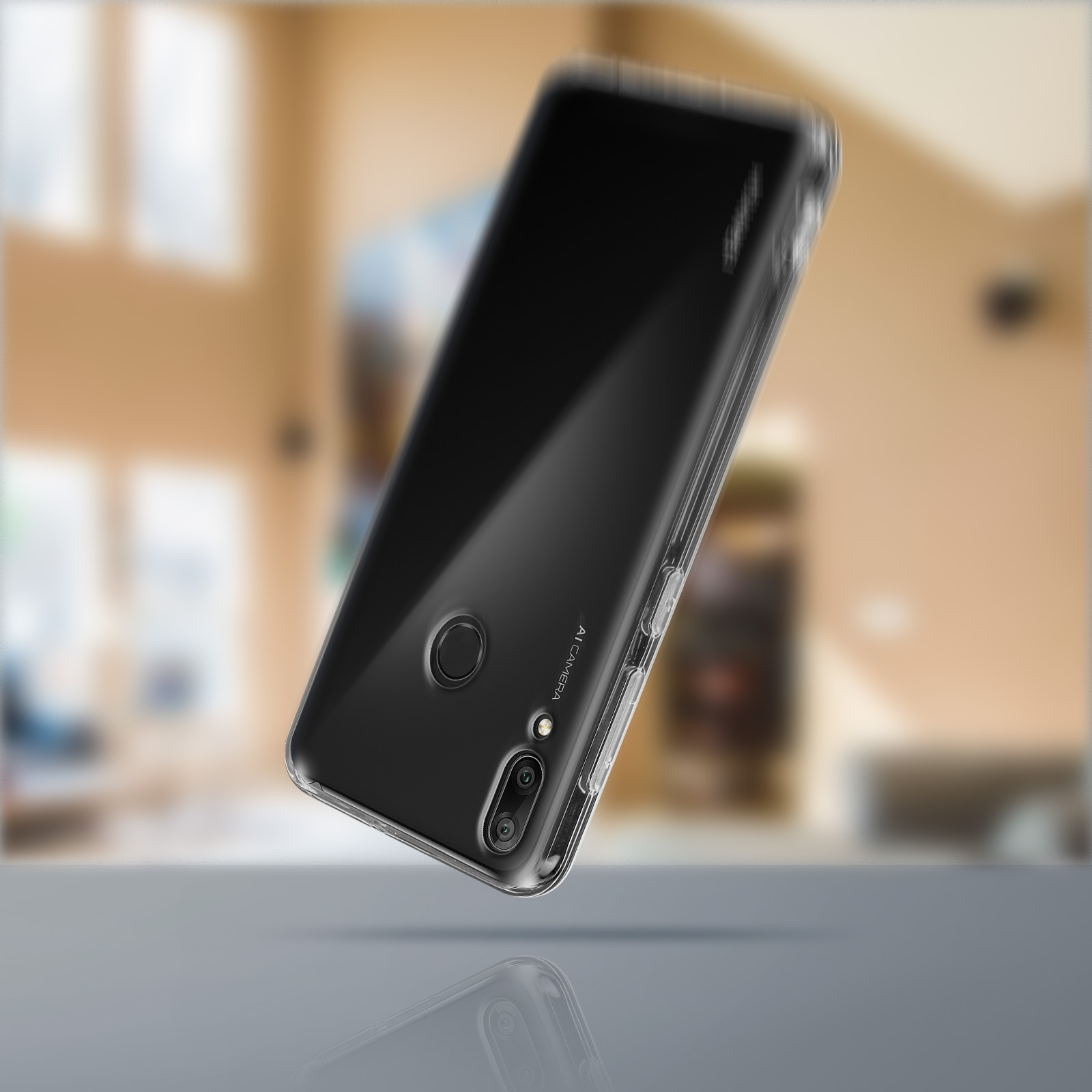 Telefono in custodia trasparente, leggermente angolato. Sfondo sfocato di una stanza con un tavolo.