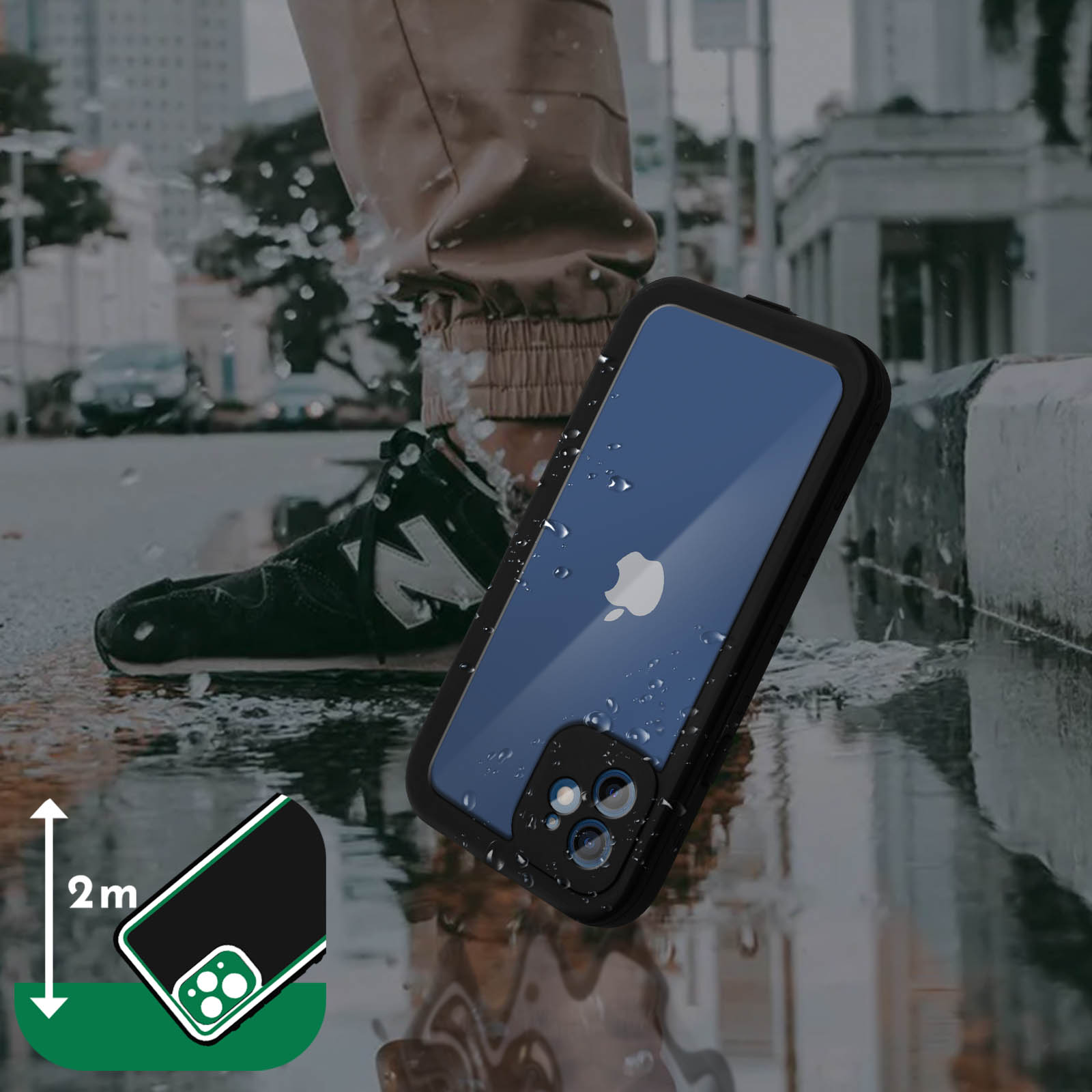 Un telefono in una custodia impermeabile viene spruzzato con acqua. Lo sfondo mostra una scena di strada.