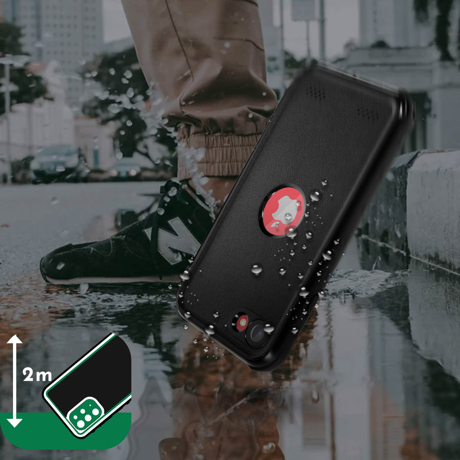 Una custodia per telefono nera su una superficie bagnata, con gocce d'acqua e una persona che cammina sullo sfondo.