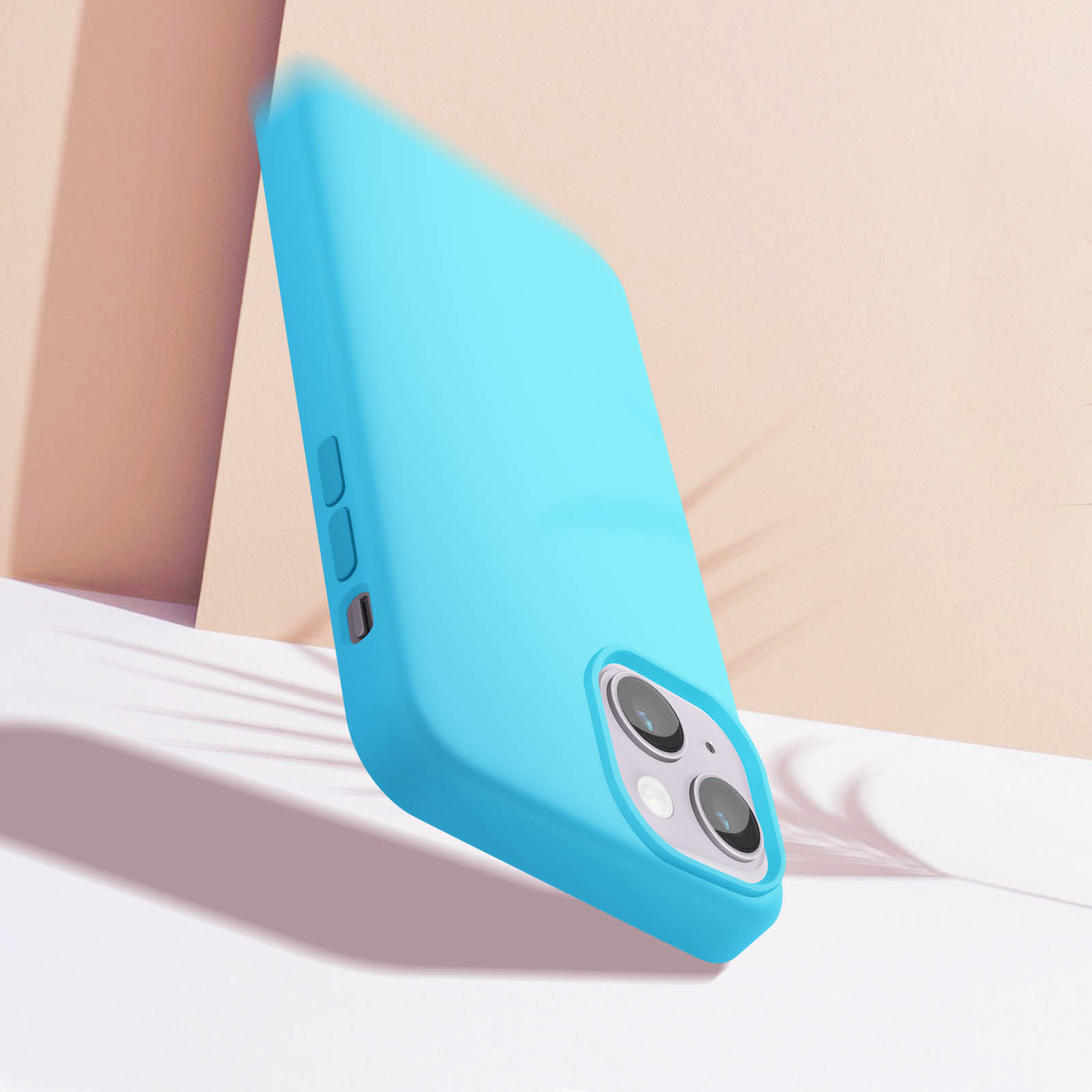Blauwe telefoonhoes leunt tegen een beige oppervlak. Voorzien van twee cameralenzen. Licht en schaduw.