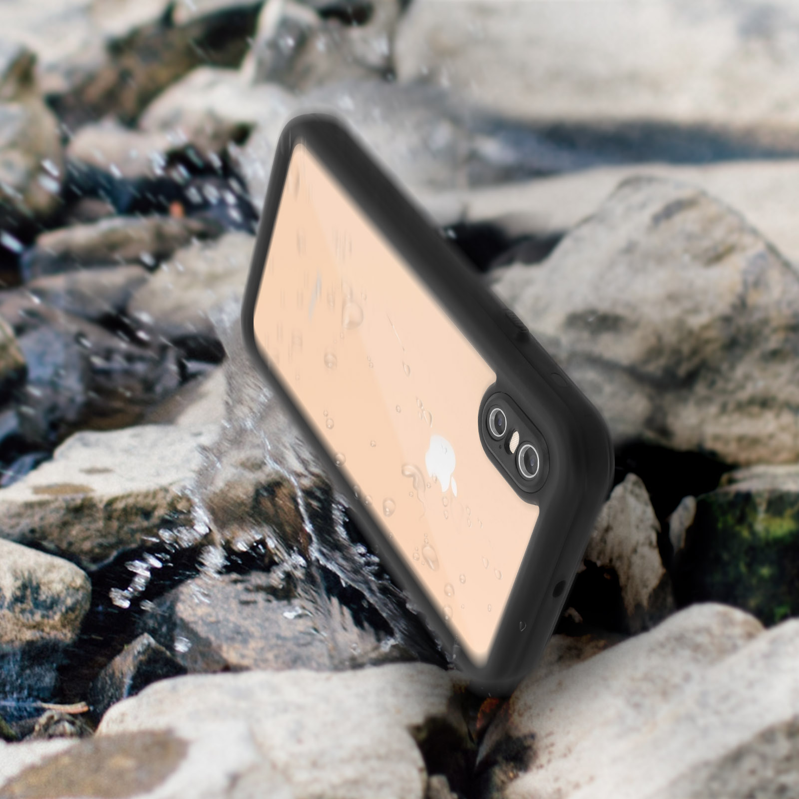 Un telefono in una custodia è parzialmente immerso nell'acqua, con rocce sullo sfondo.