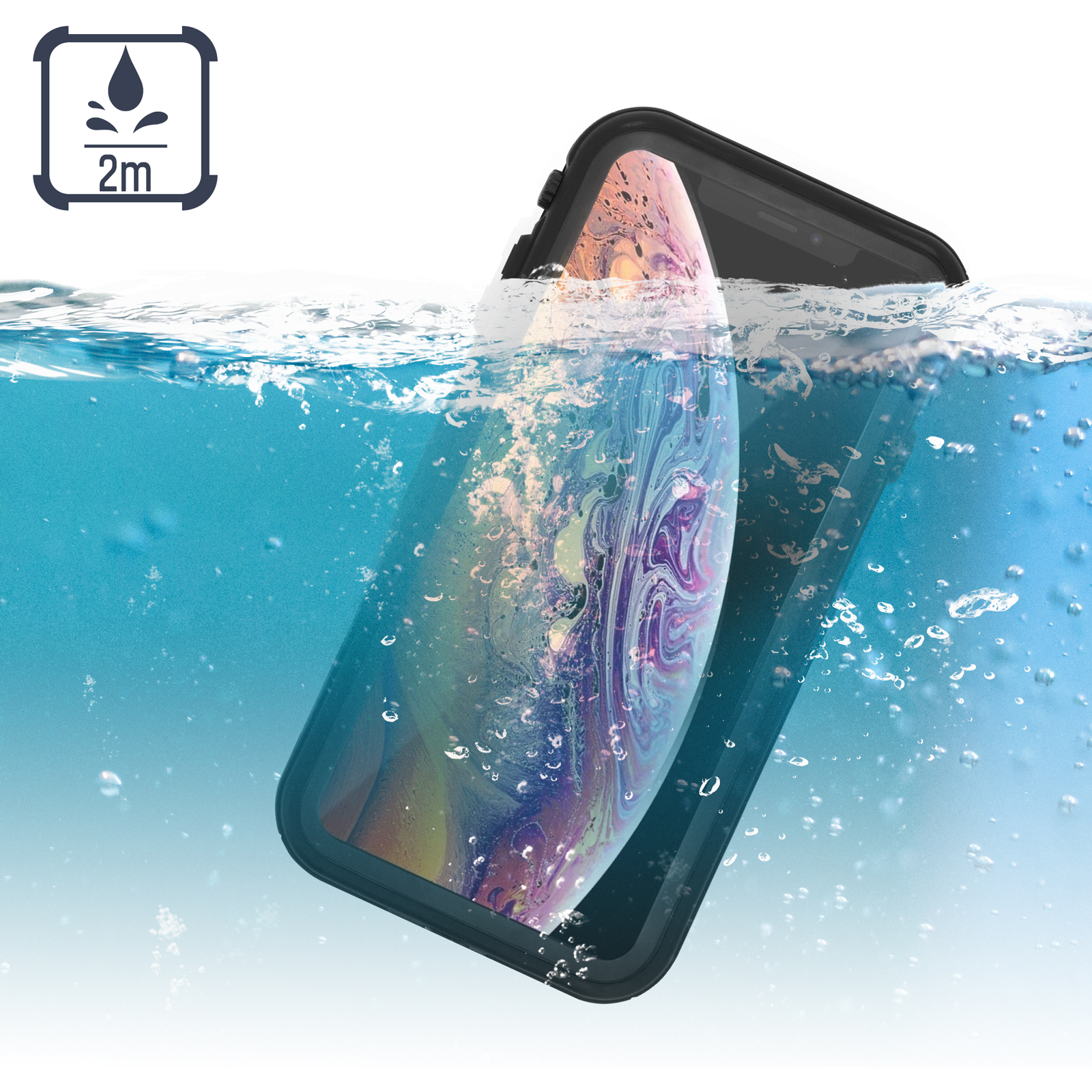 Telefono dentro una custodia nera sott'acqua. Acqua con bolle e etichetta impermeabile 2m.
