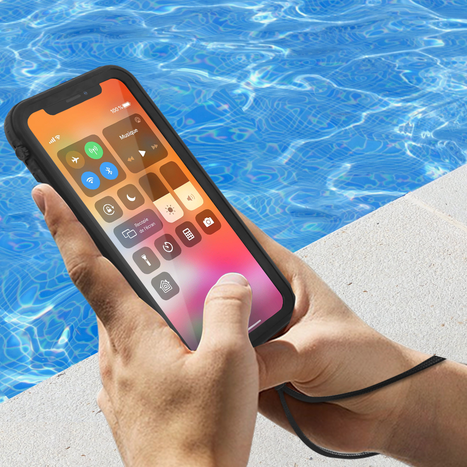 Mani che tengono un telefono con schermo che mostra opzioni di controllo sopra una piscina.
