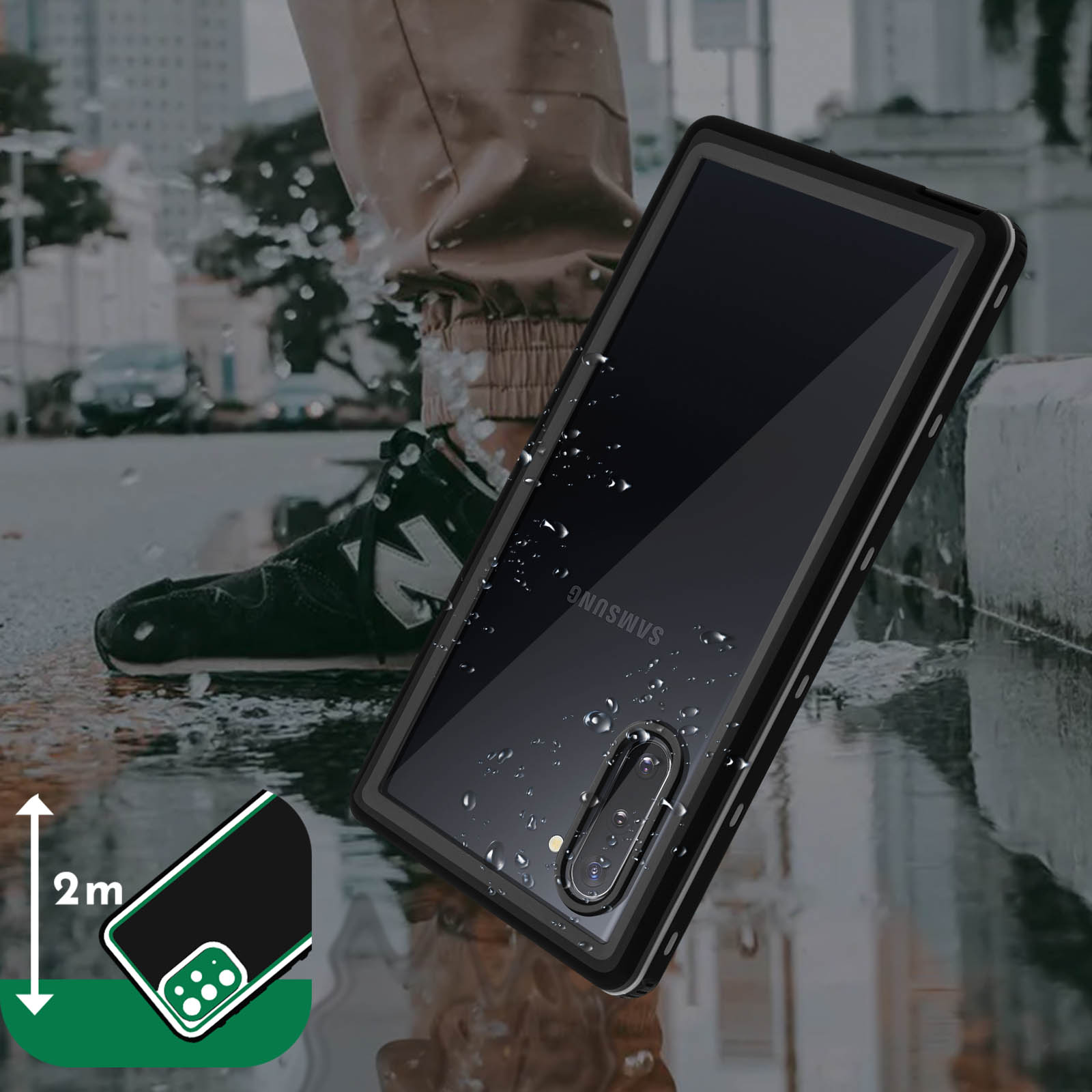 Telefono in custodia, spruzzato d'acqua, persona sullo sfondo.