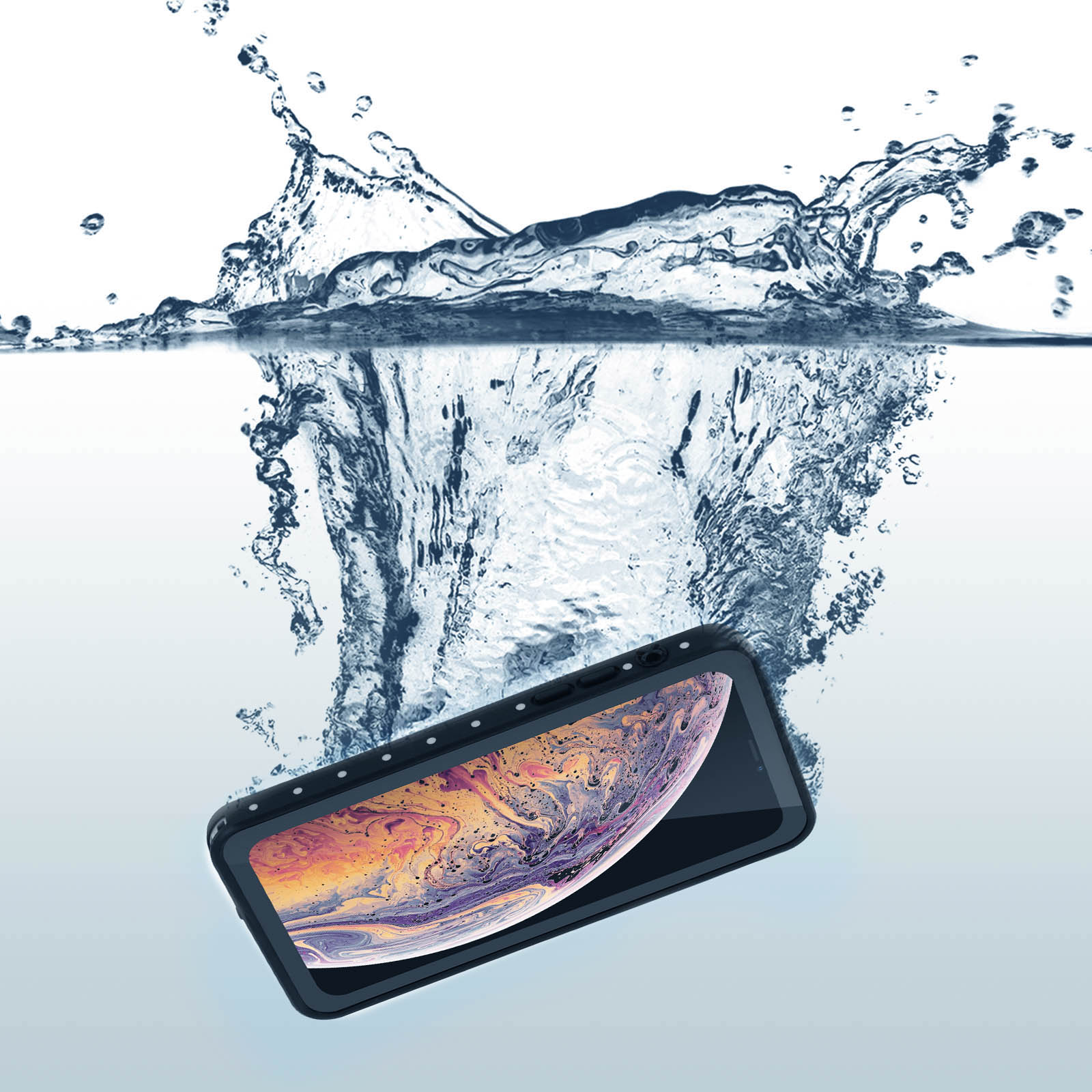 Telefono sommerso in acqua, in una custodia protettiva. Schizzo d'acqua con bolle intorno al telefono.