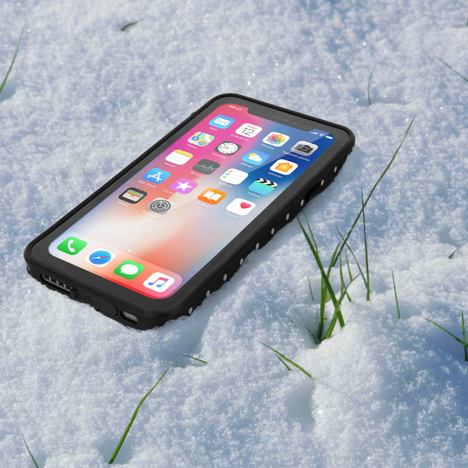 Smartphone sulla neve con app visibili.