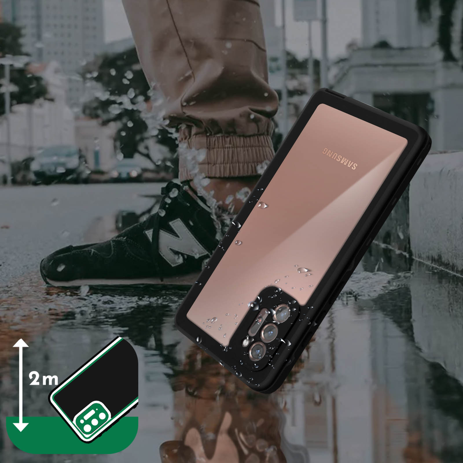 Custodia del telefono in acqua. Telefono dentro. Gocce d'acqua. Gambe di persona sullo sfondo. Pioggia.