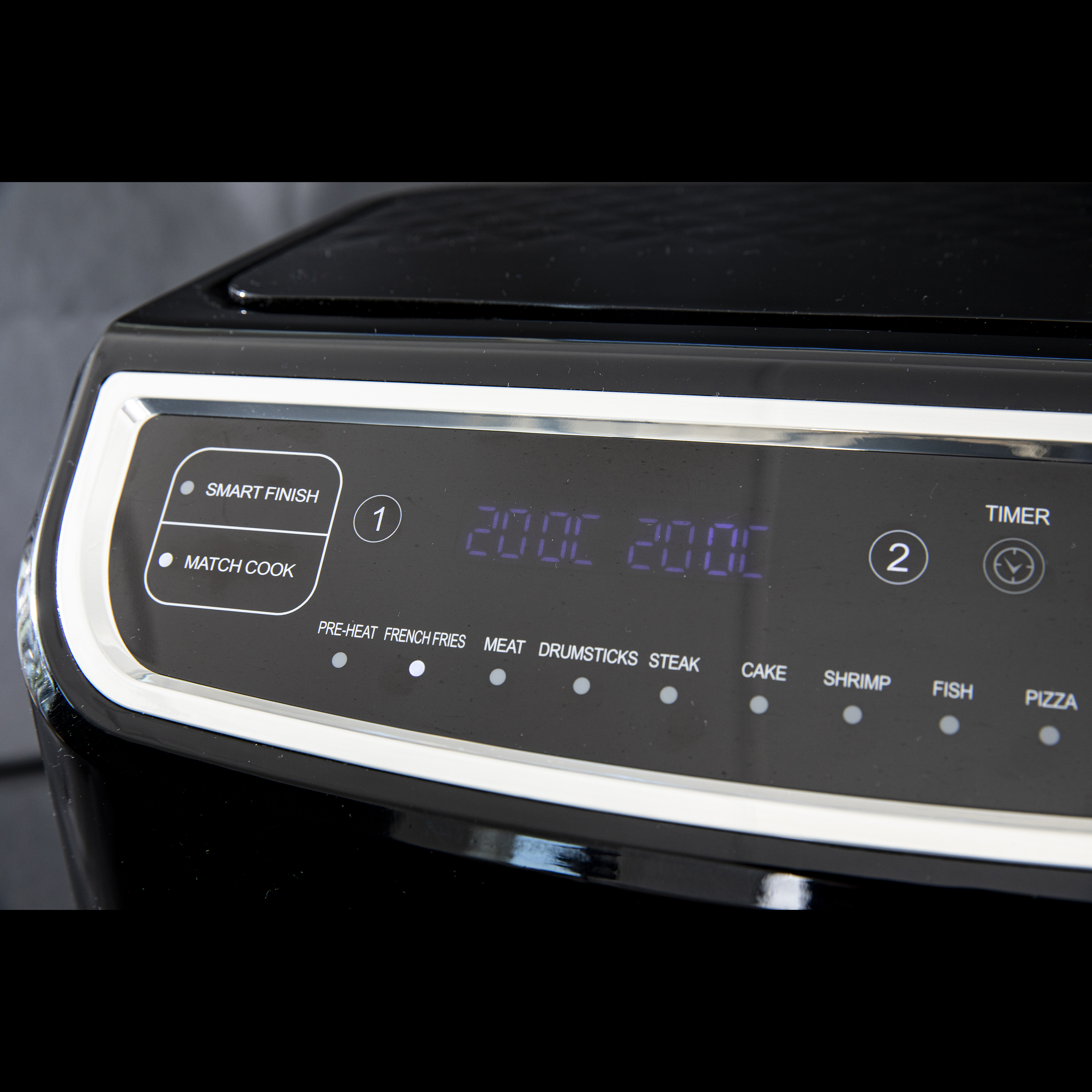 Czarny panel sterowania frytkownicy powietrznej z cyfrowym wyświetlaczem.