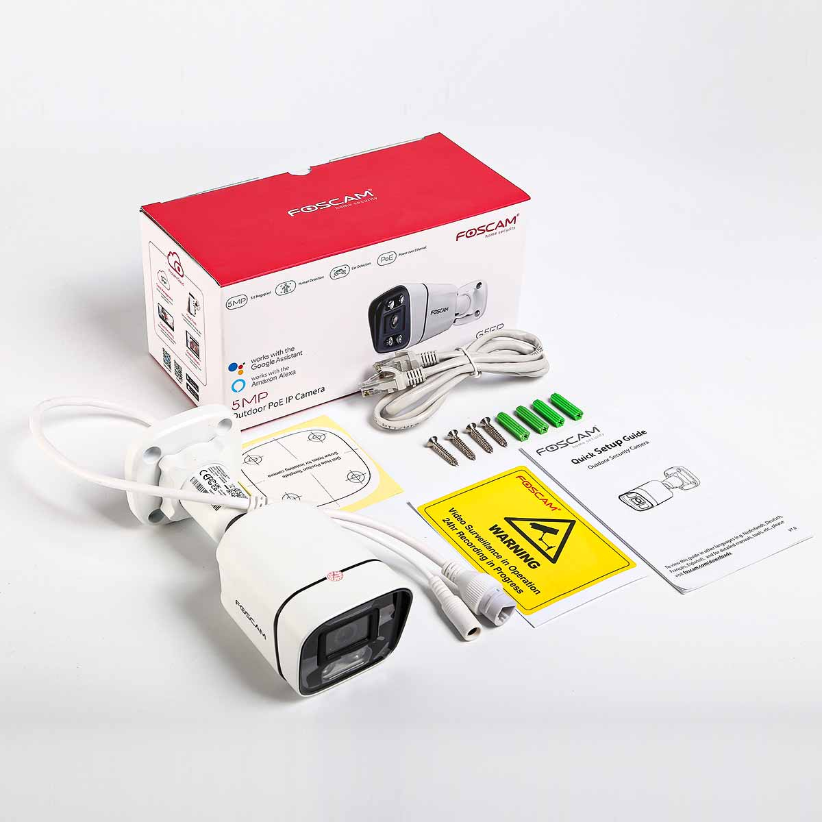Biała kamera bezpieczeństwa Foscam, pudełko, instrukcja konfiguracji i akcesoria na białej powierzchni.