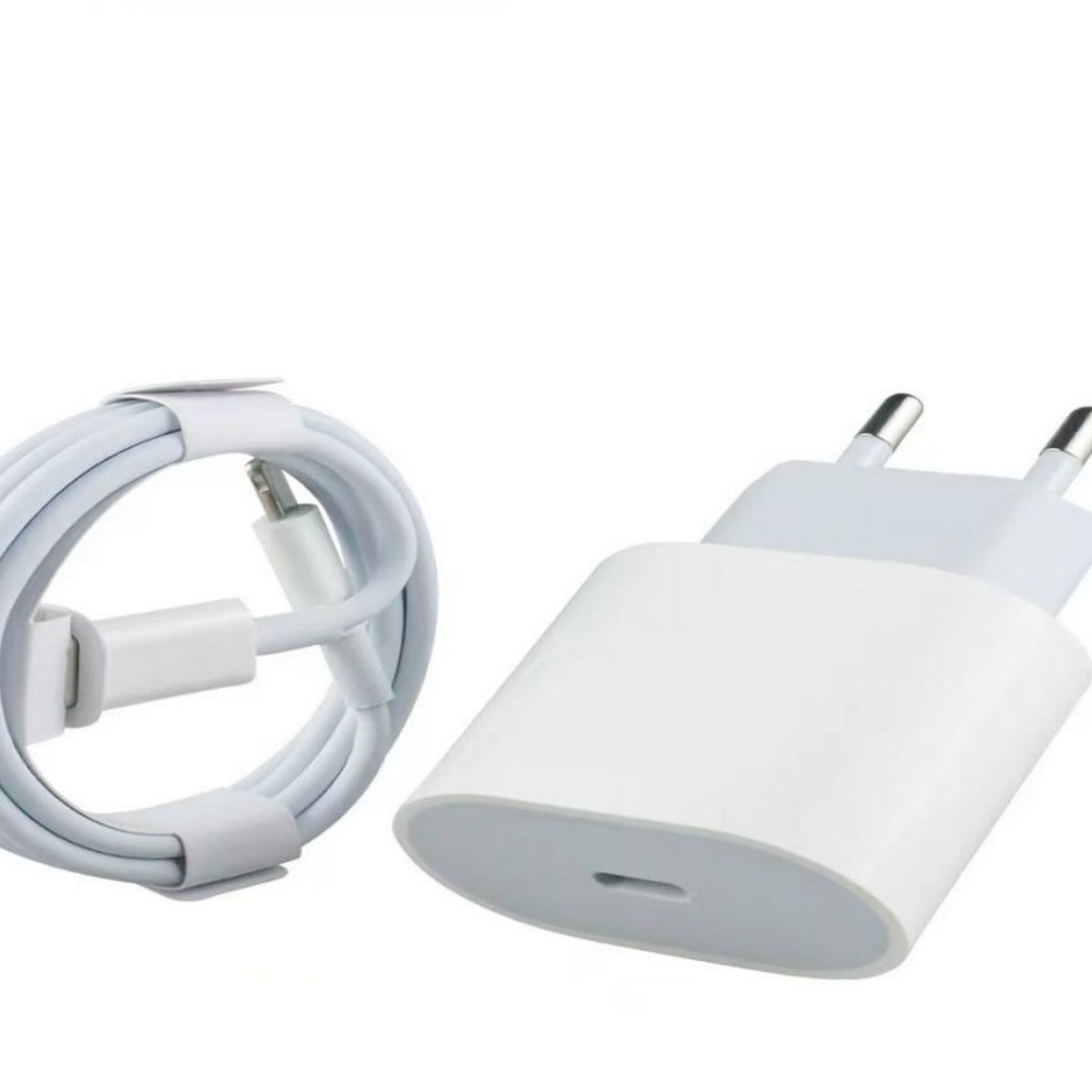 Ein weißes Ladegerät und ein weißes Ladekabel. Das Kabel ist neben dem Ladegerät aufgerollt.