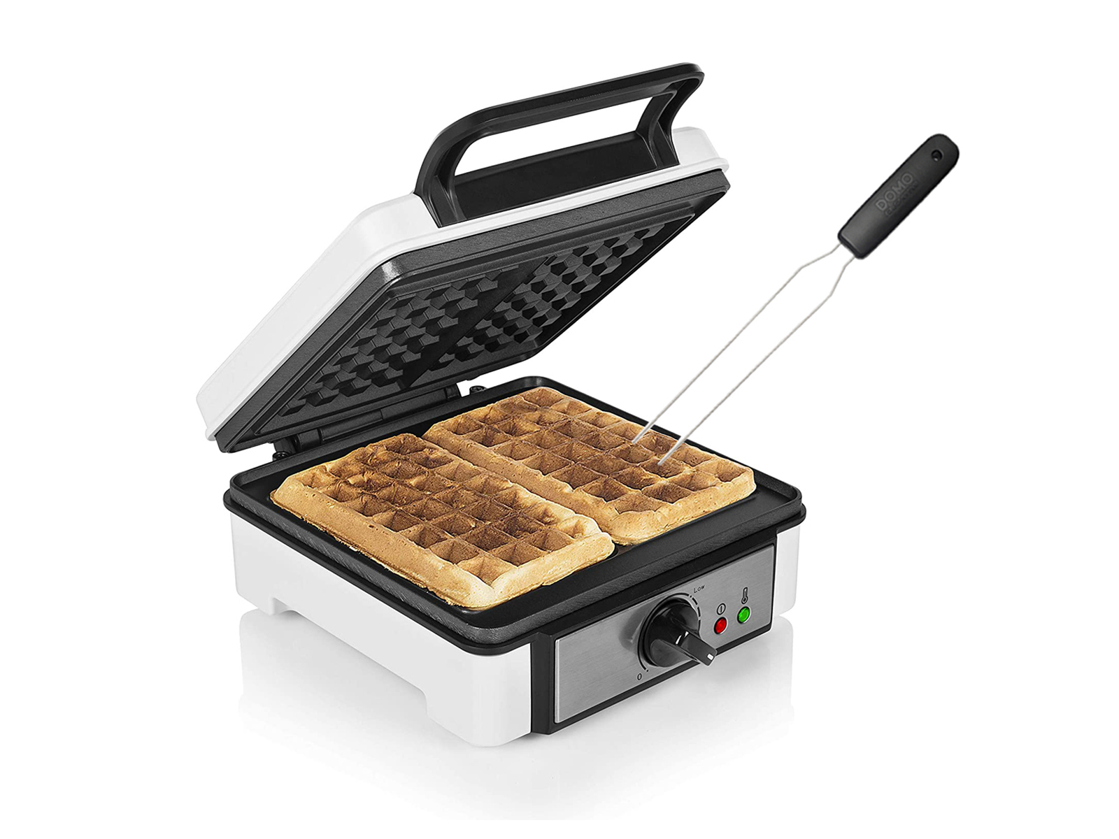 Waffeleisen mit zwei Waffeln, weiß und silber, mit Zange. Weißer Hintergrund.