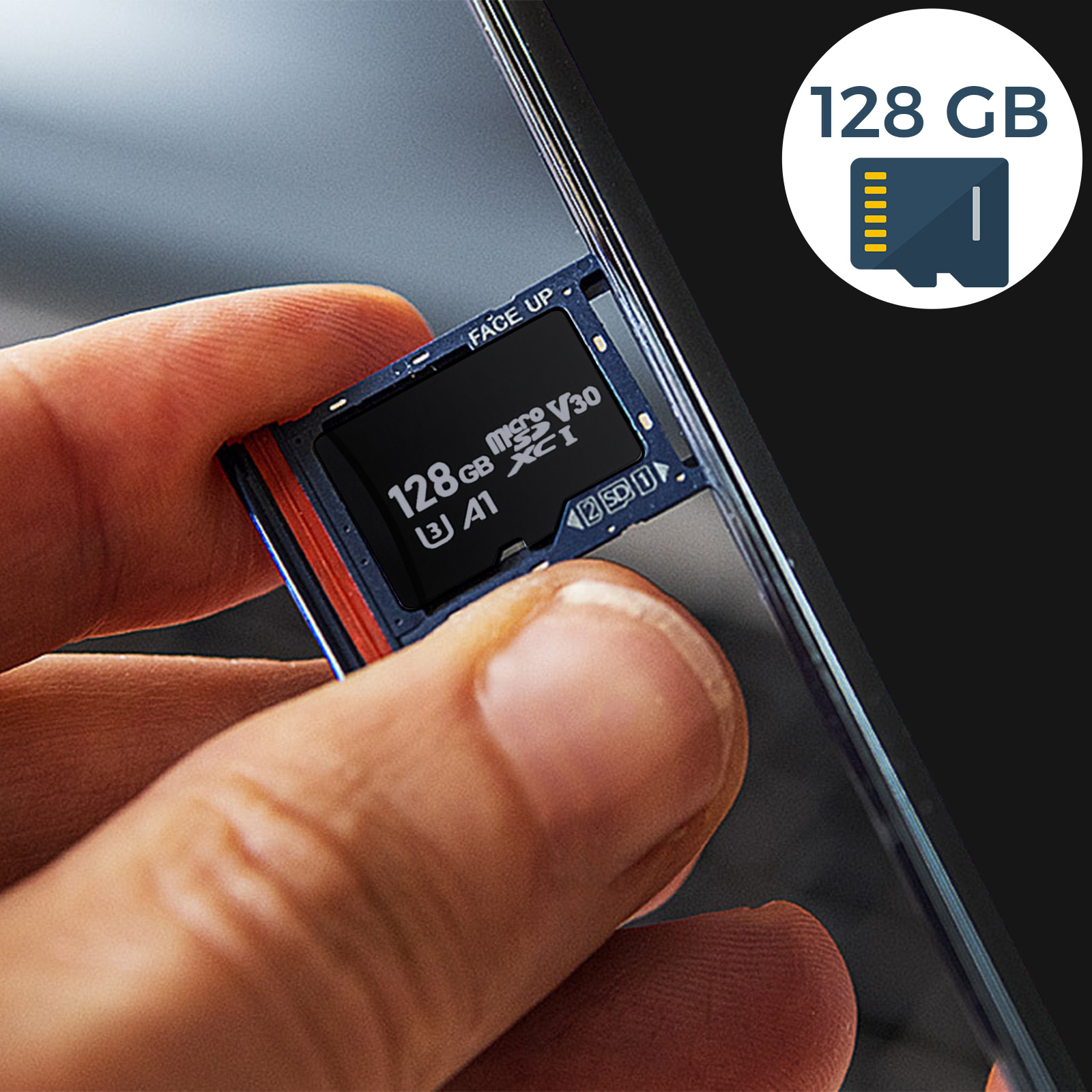 Eine Hand hält eine schwarze MicroSD-Karte. Ein 128 GB-Symbol befindet sich in der oberen rechten Ecke.