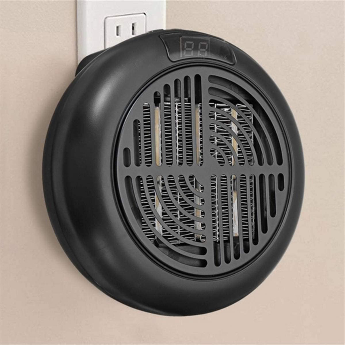 Calentador de espacio circular negro enchufado a una toma de corriente. Tiene una pantalla digital y una rejilla de ventilador.