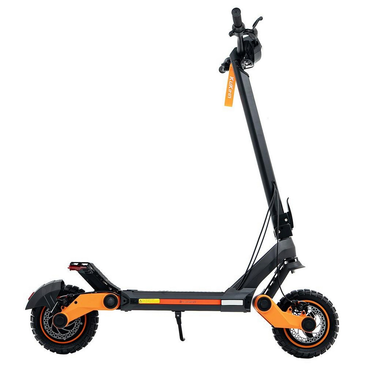 Scooter elettrico nero e arancione. Telaio nero, ruote e dettagli arancioni. Sfondo bianco.