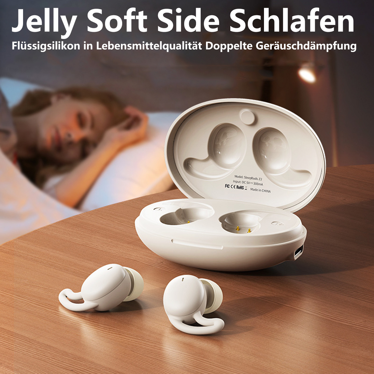 Weiße Ohrhörer, offene weiße Ladehülle und eine schlafende Person im Hintergrund.