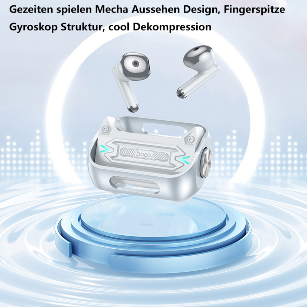Ohrhörer und ihre Ladehülle auf einem blauen Ständer. Die Hülle ist weiß und silber.