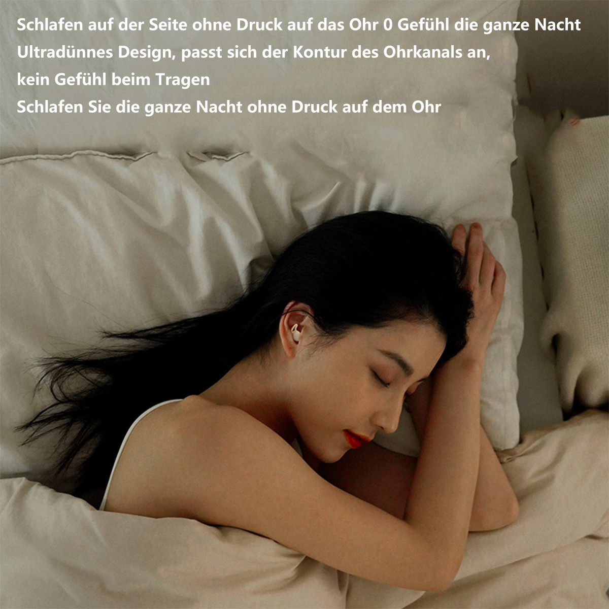 Eine Frau im Bett mit Ohrhörern. Text auf Deutsch beschreibt das Produkt.