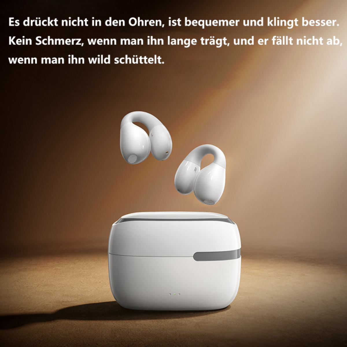 Weiße Ohrhörer schweben über ihrem Ladecase, auf braunem Hintergrund.