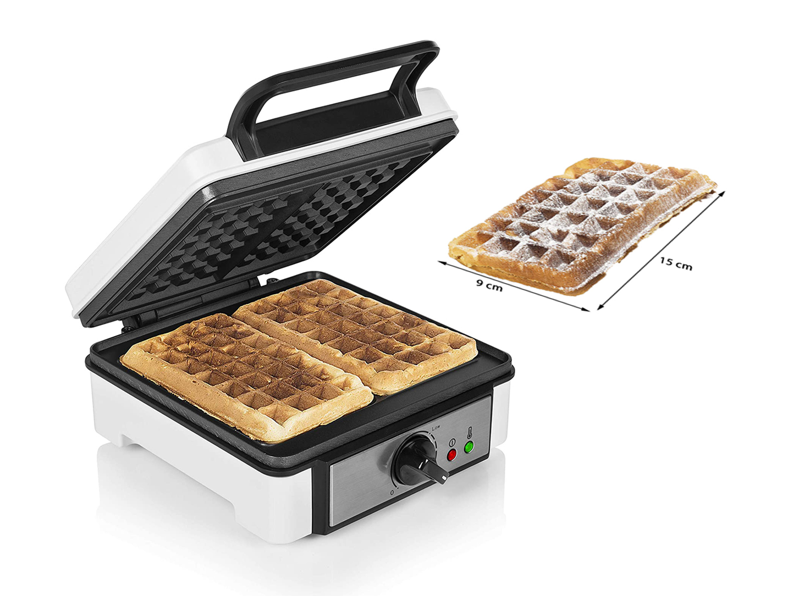 Ein Waffeleisen mit zwei Waffeln und eine einzelne Waffel mit Puderzucker auf der Seite.