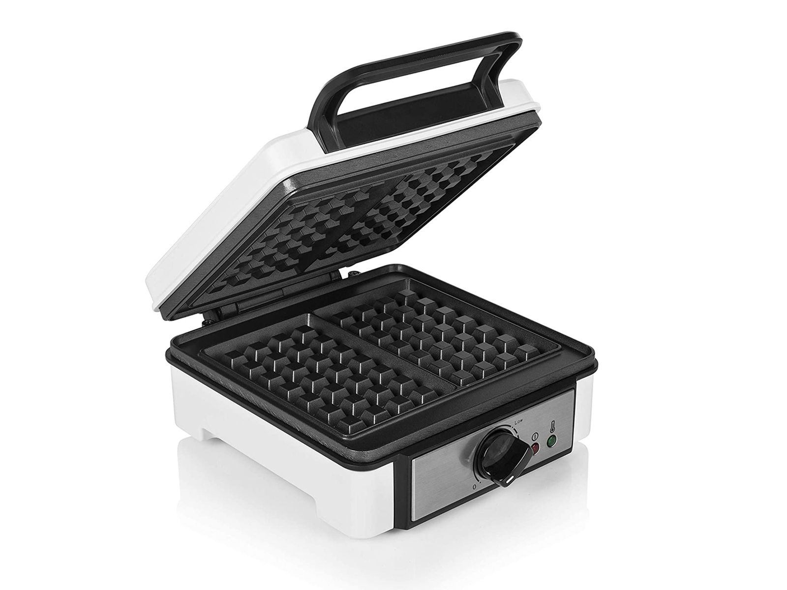 Weißer Waffeleisen mit offenem Deckel, zeigt die Waffelgitter und einen Bedienknopf.