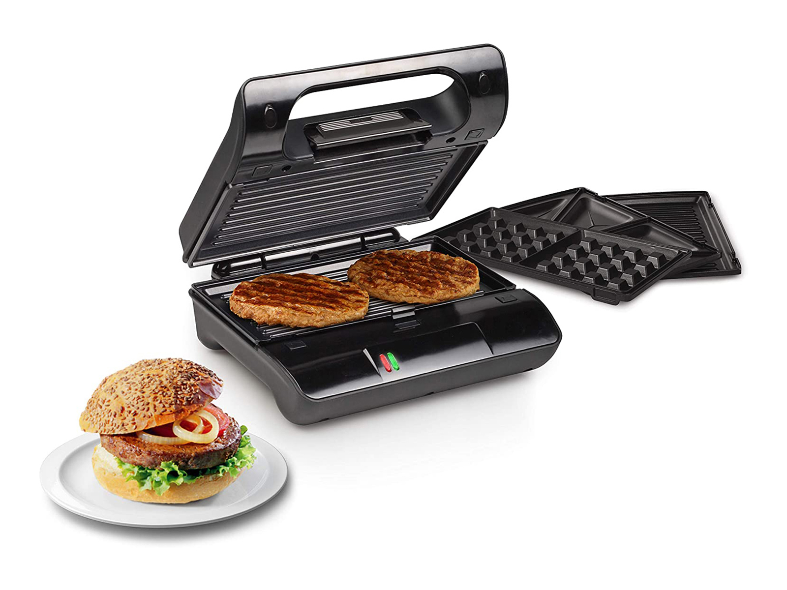 Schwarzer Grill mit zwei bratenden Burgern, plus ein Burger auf einem Teller. Weißer Hintergrund.