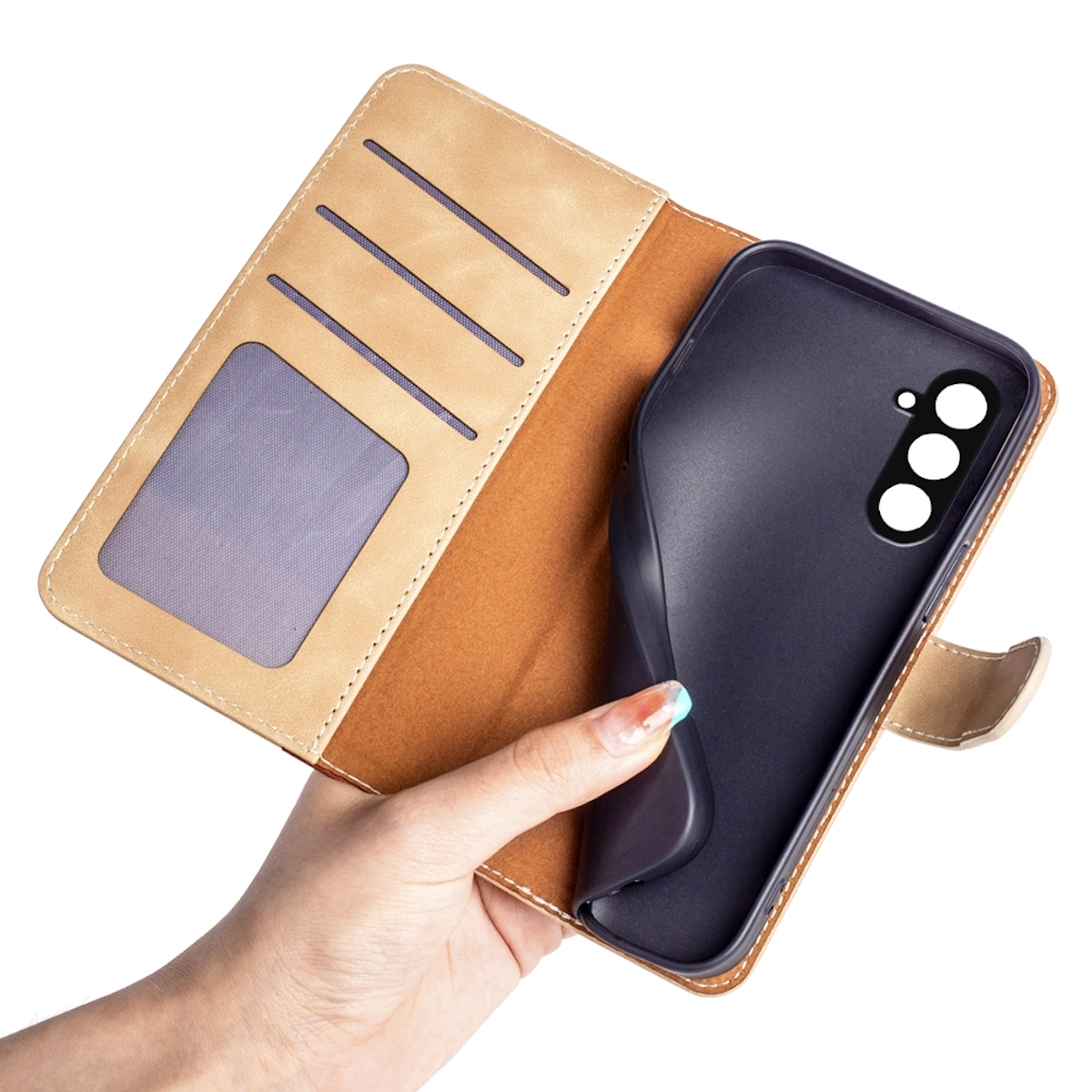 Eine Hand hält eine braune Handyhülle geöffnet, die das Telefon und die Kartenfächer im Inneren zeigt.