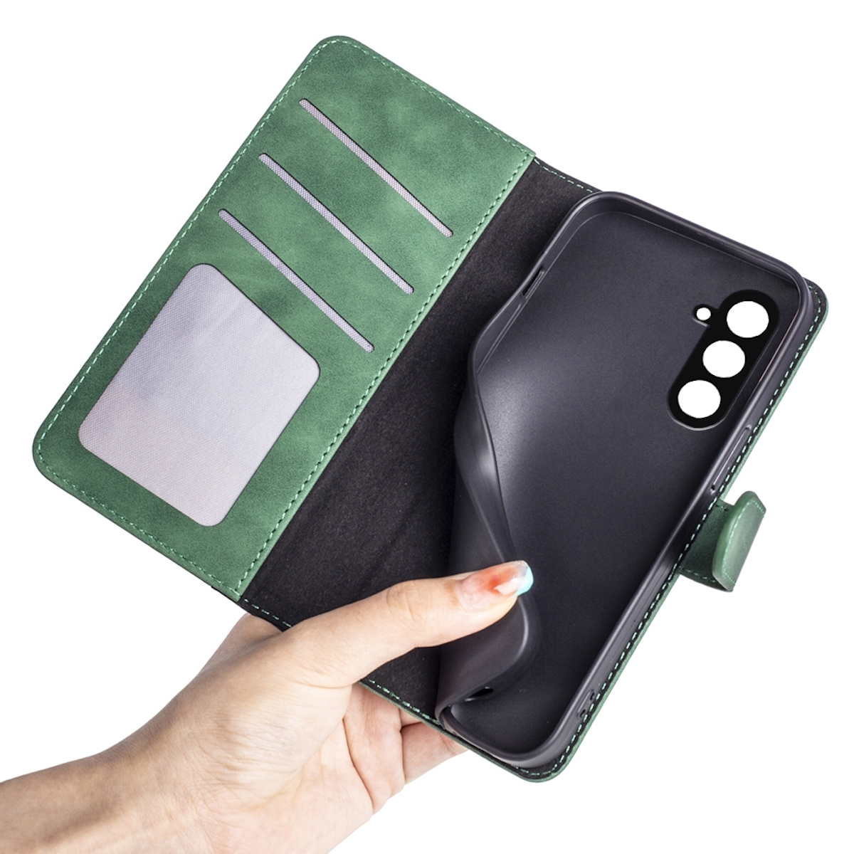 Hand hält eine grüne, brieftaschenartige Handyhülle offen, die eine schwarze Handyhülle zeigt.