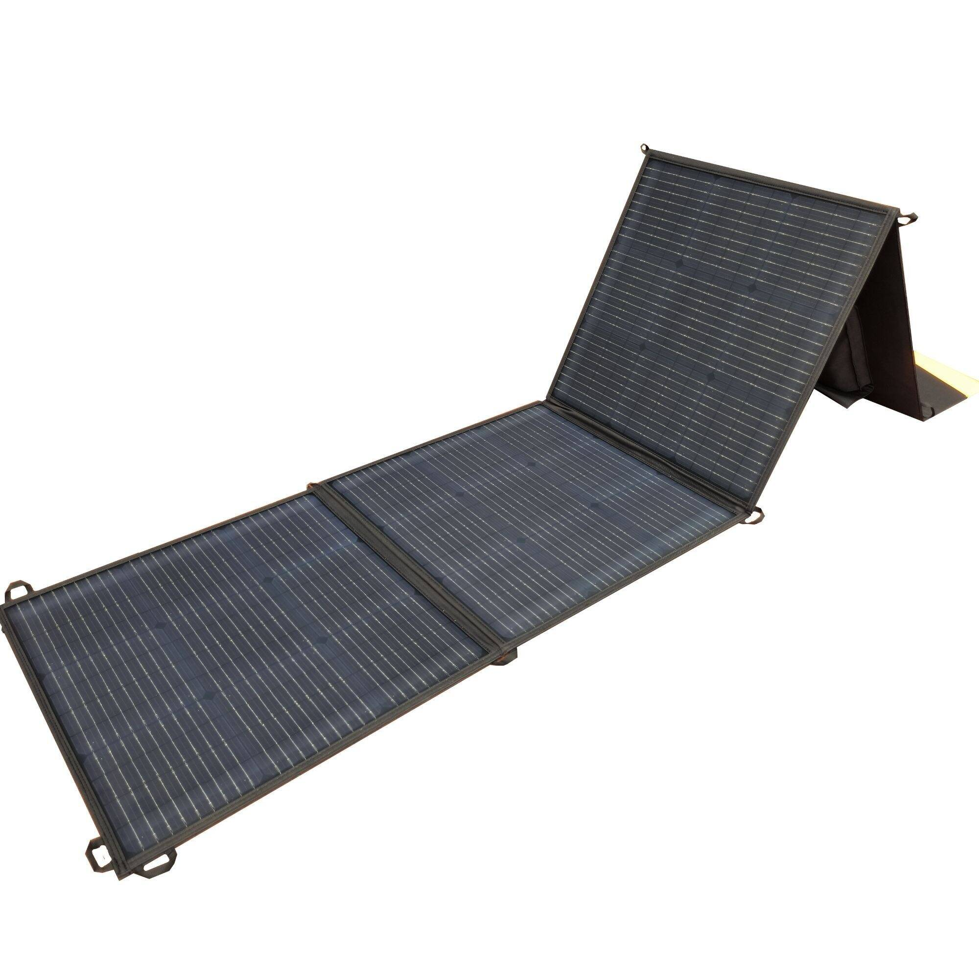 Faltbares Solarpanel, schwarz und grau, auf weißem Hintergrund geöffnet. Es ist rechteckig mit mehreren Abschnitten.