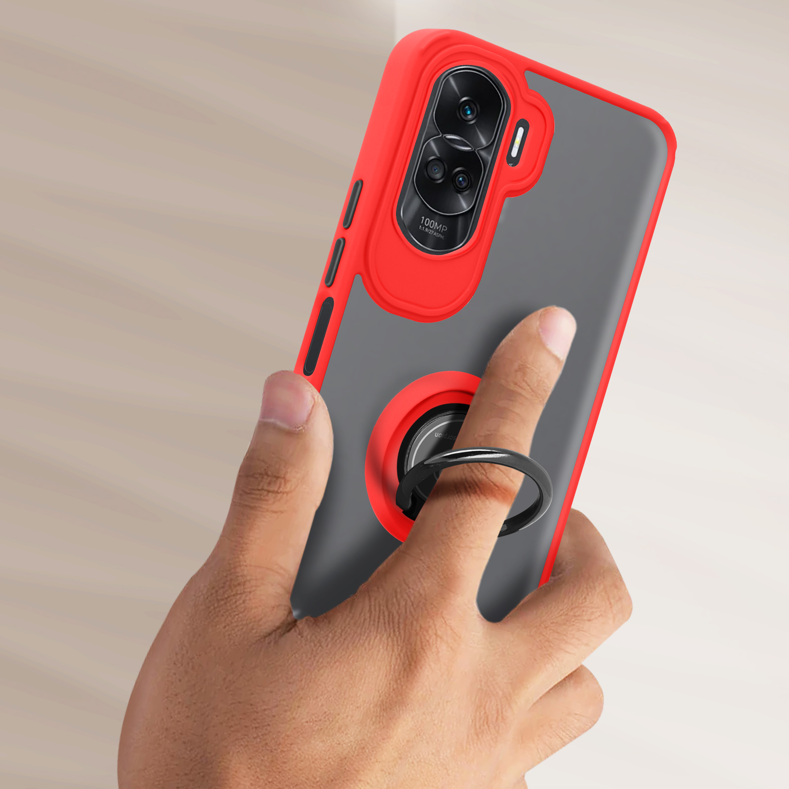 Mano che tiene una custodia rossa e grigia per telefono con un anello di supporto. La custodia ha una fotocamera.