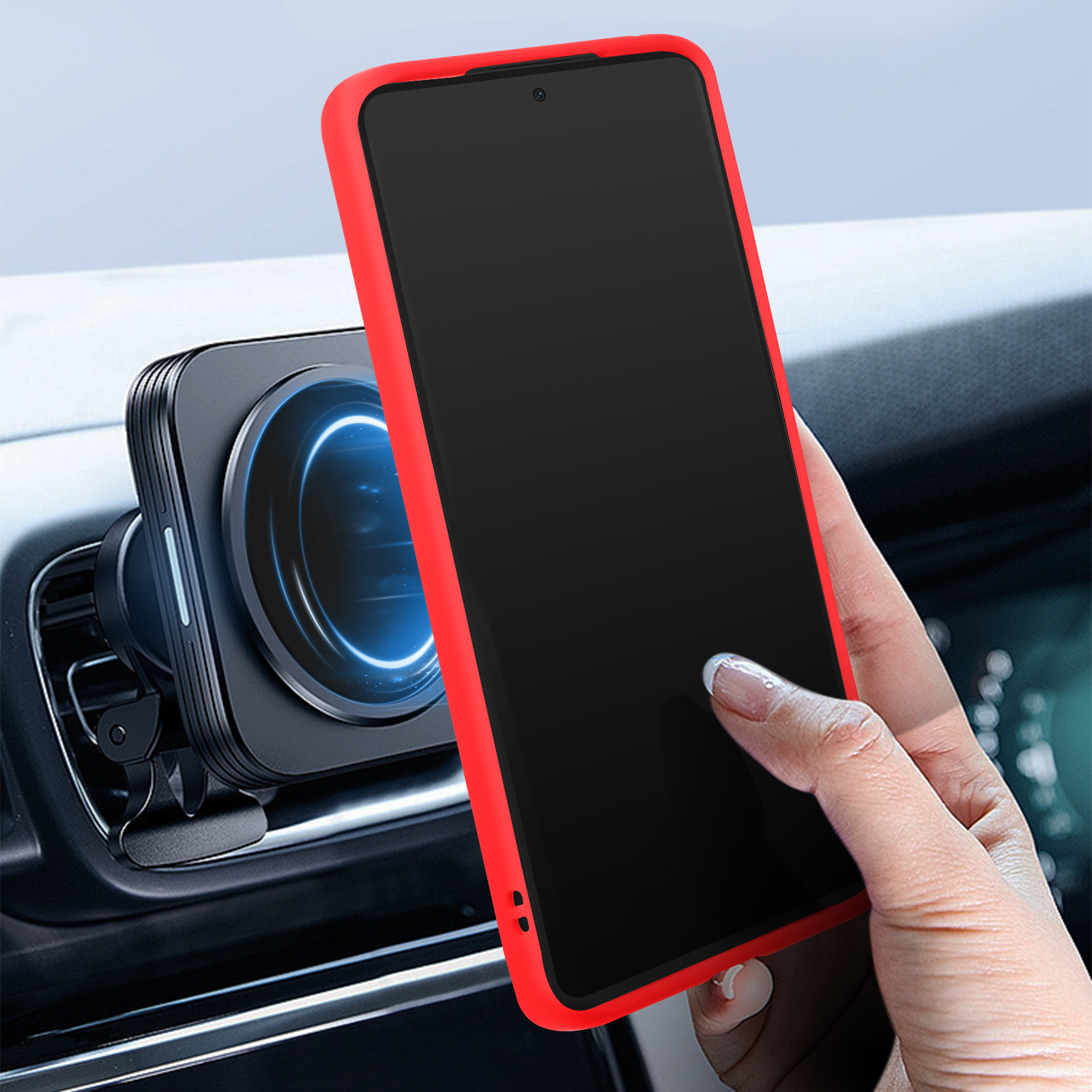 Una custodia rossa per telefono su un supporto magnetico per auto. Una mano tiene il telefono, con un interno scuro sullo sfondo.