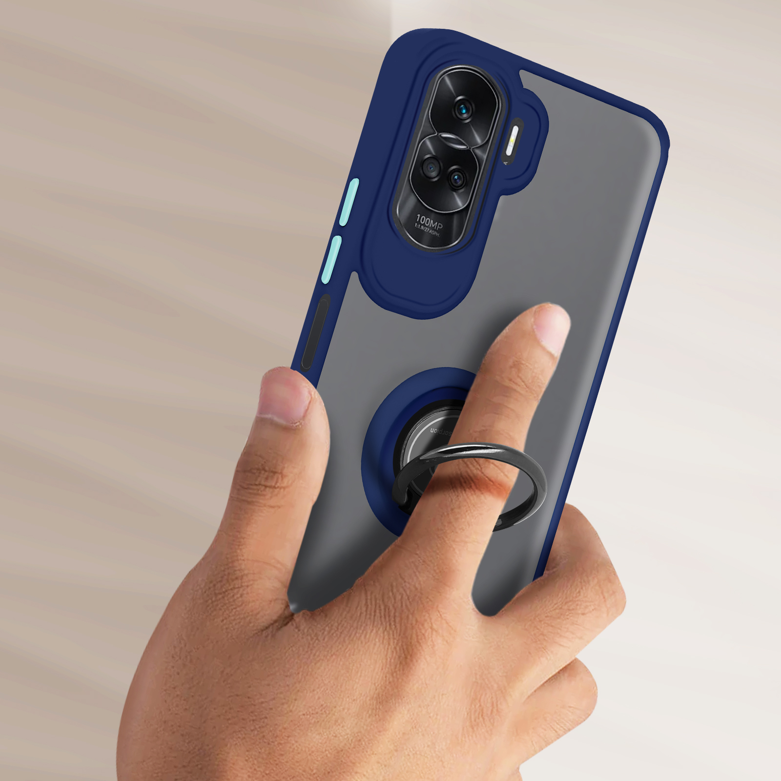Una mano che tiene un telefono in una custodia con un supporto ad anello. Il telefono ha più fotocamere.