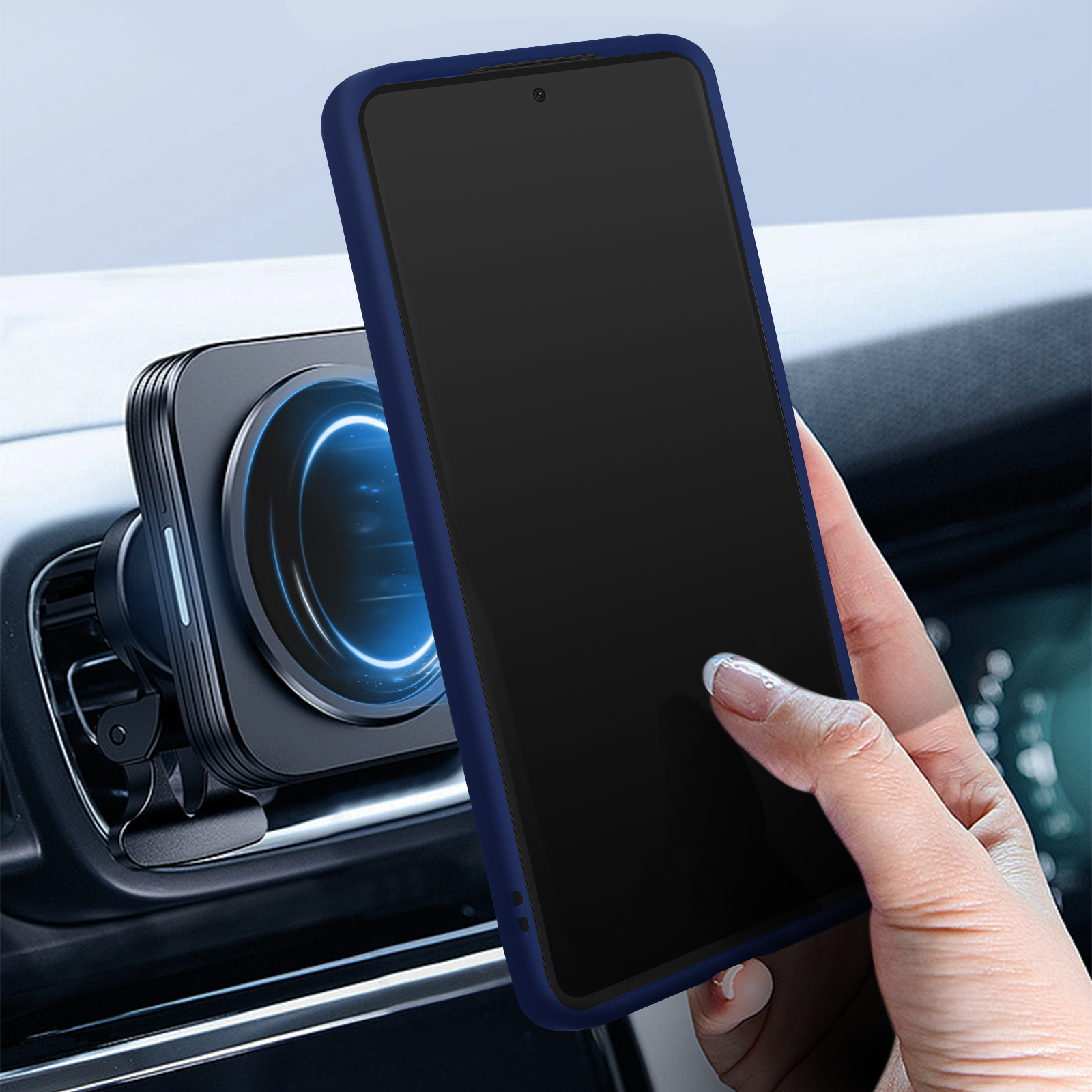 Una mano che tiene un telefono con schermo scuro. Il telefono è in una custodia blu, attaccato a un supporto per auto.