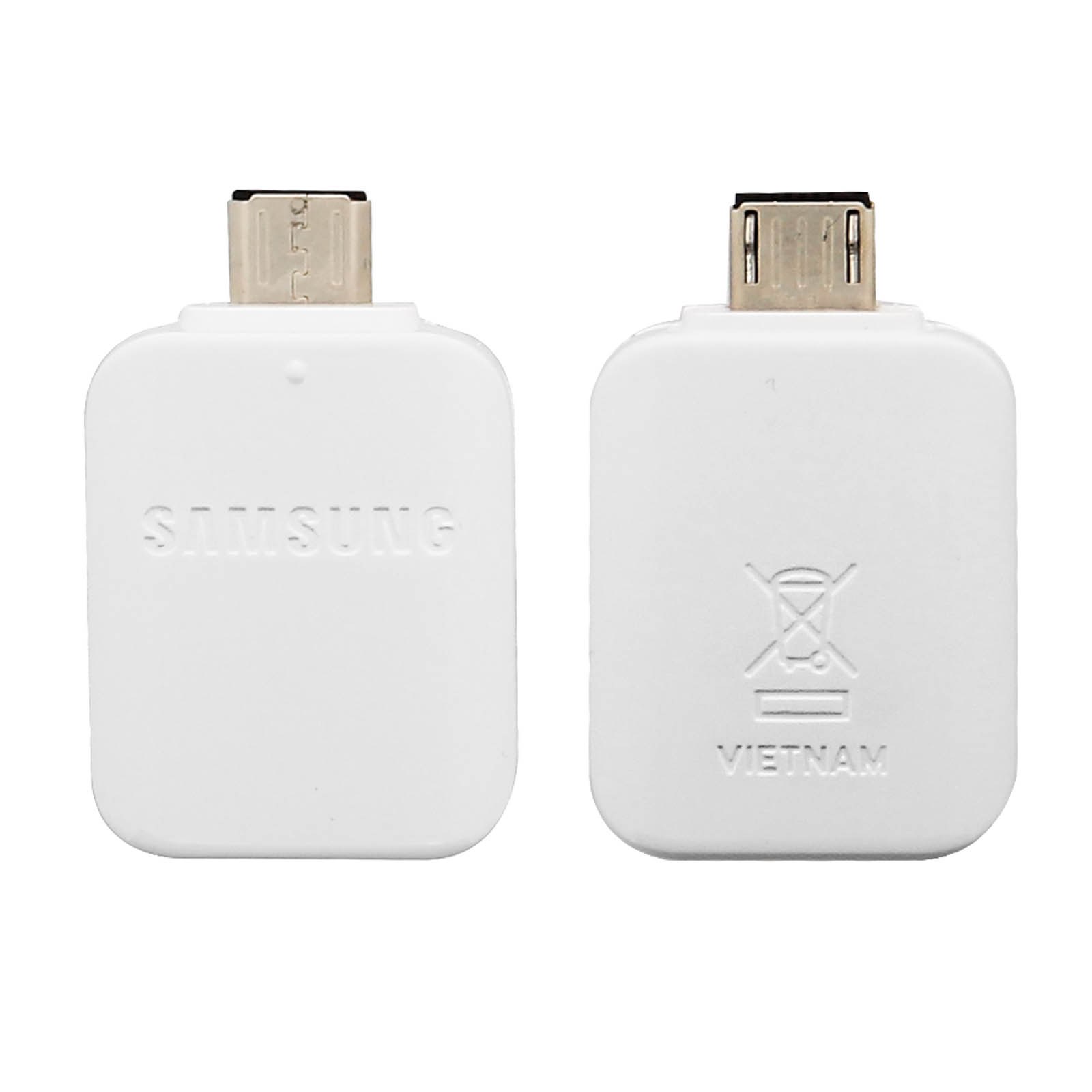 Due adattatori USB bianchi; uno con l'etichetta "SAMSUNG" e l'altro con un simbolo di riciclaggio barrato e "VIETNAM".