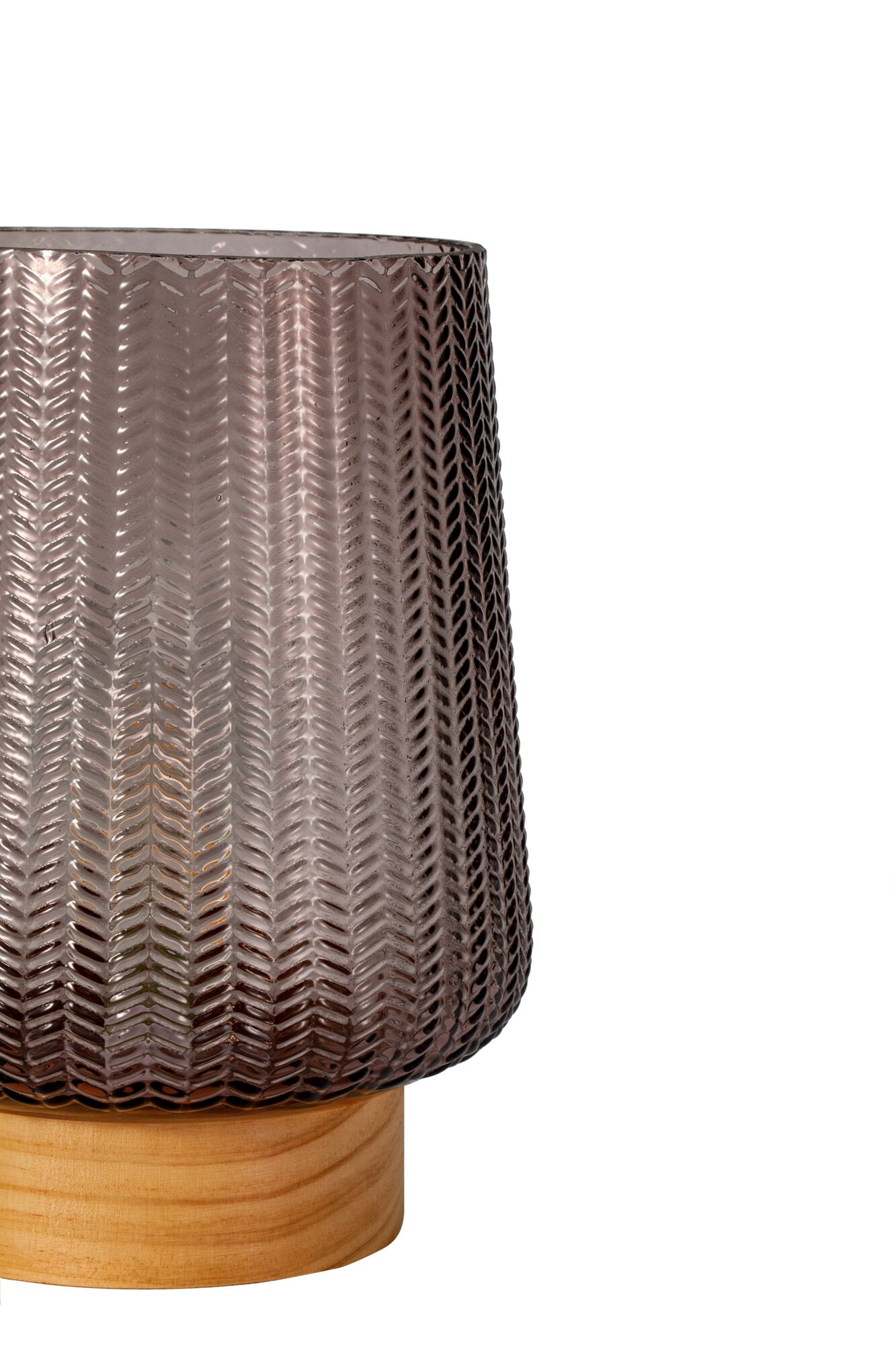 Wysoki, teksturowany, szary szklany wazon na drewnianej podstawie, na białym tle.