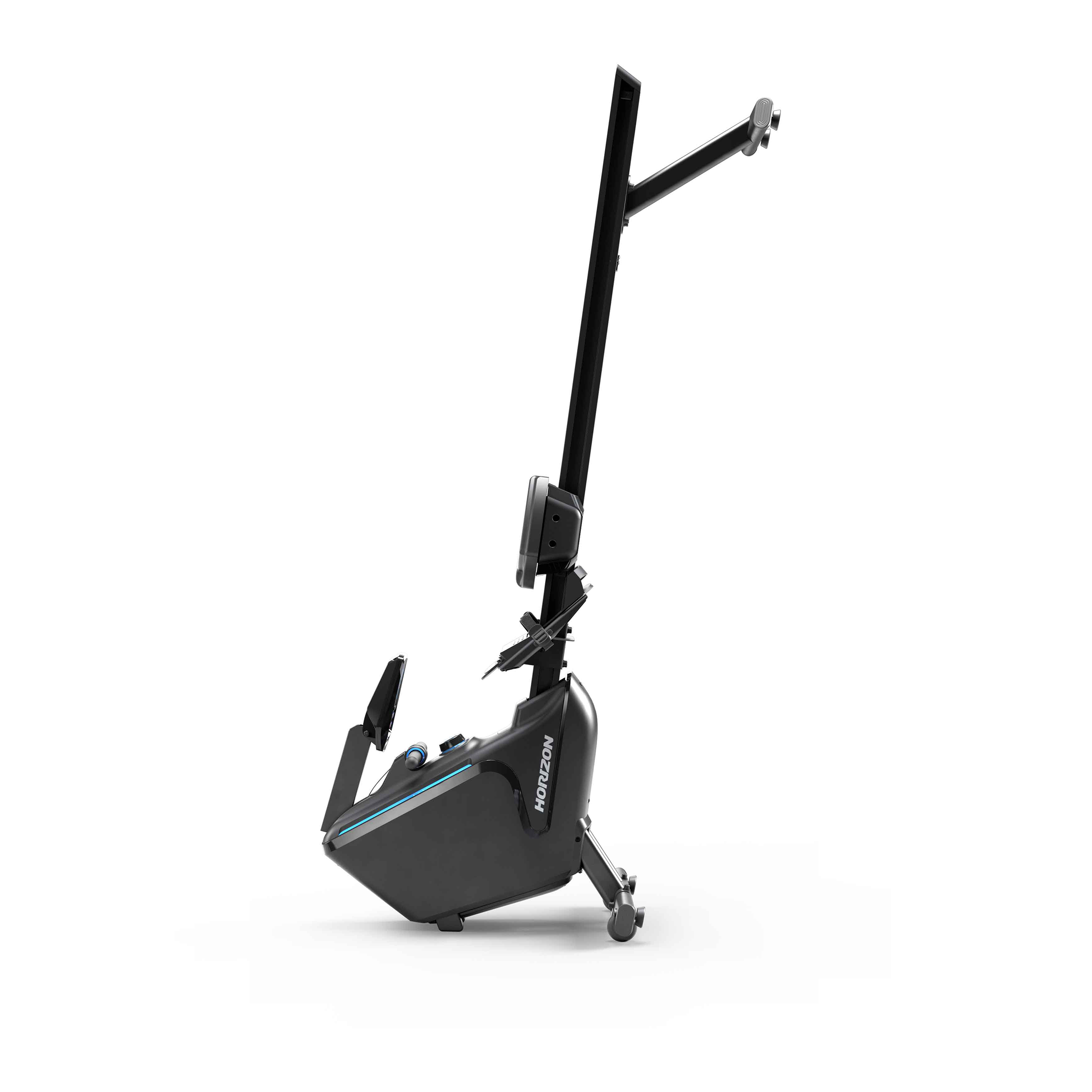 Schwarze Horizon Rudermaschine auf weißem Hintergrund. Es hat einen langen Arm und einen Sitz.