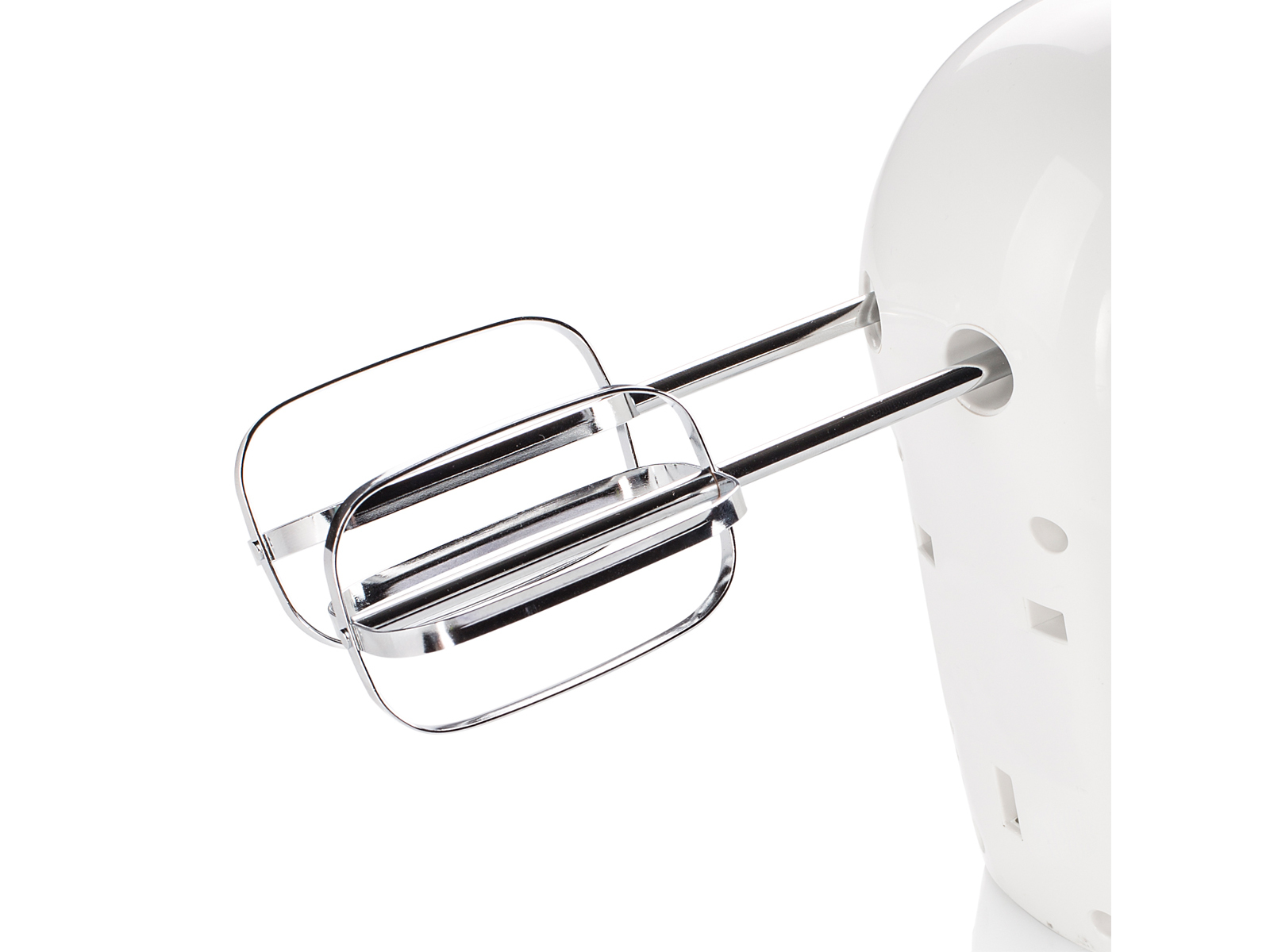 Nahaufnahme eines weißen Handmixers, die Schneebesen sind sichtbar.