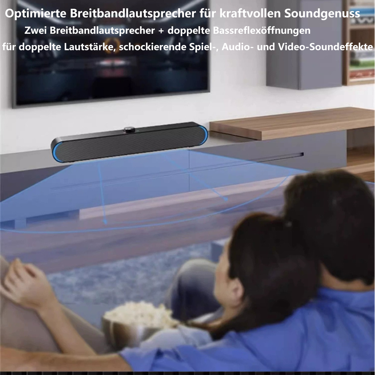 Eine Soundbar auf einem Regal mit einem Fernseher. Ein Paar sitzt auf einem Sofa.