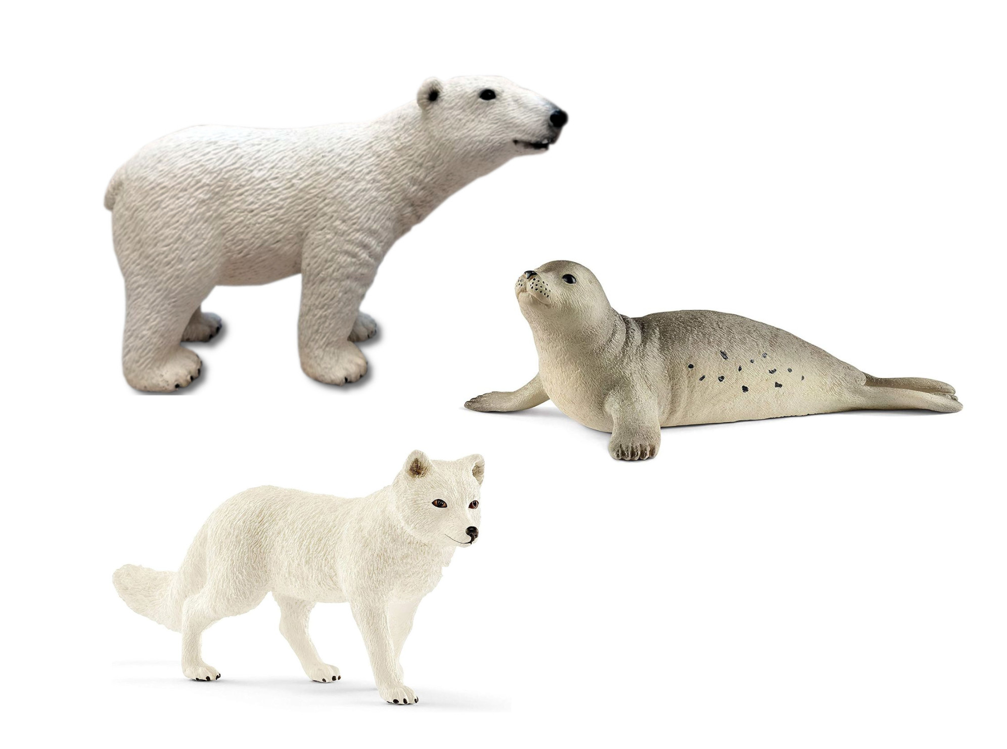 Drei Tierfiguren: Eisbär, Seehund und Polarfuchs auf weißem Hintergrund. Alles Plastikspielzeug.