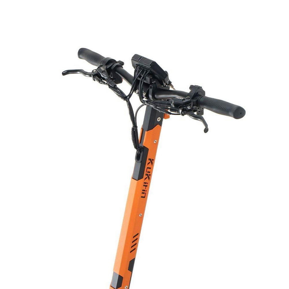 Orange-schwarzer Elektroroller-Lenker. Schwarze Lenkstange und Bedienelemente. Weißer Hintergrund.