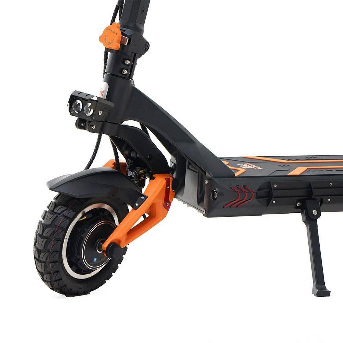 Elektroroller, schwarz und orange, Vorderansicht. Verfügt über einen Scheinwerfer und einen Kotflügel.