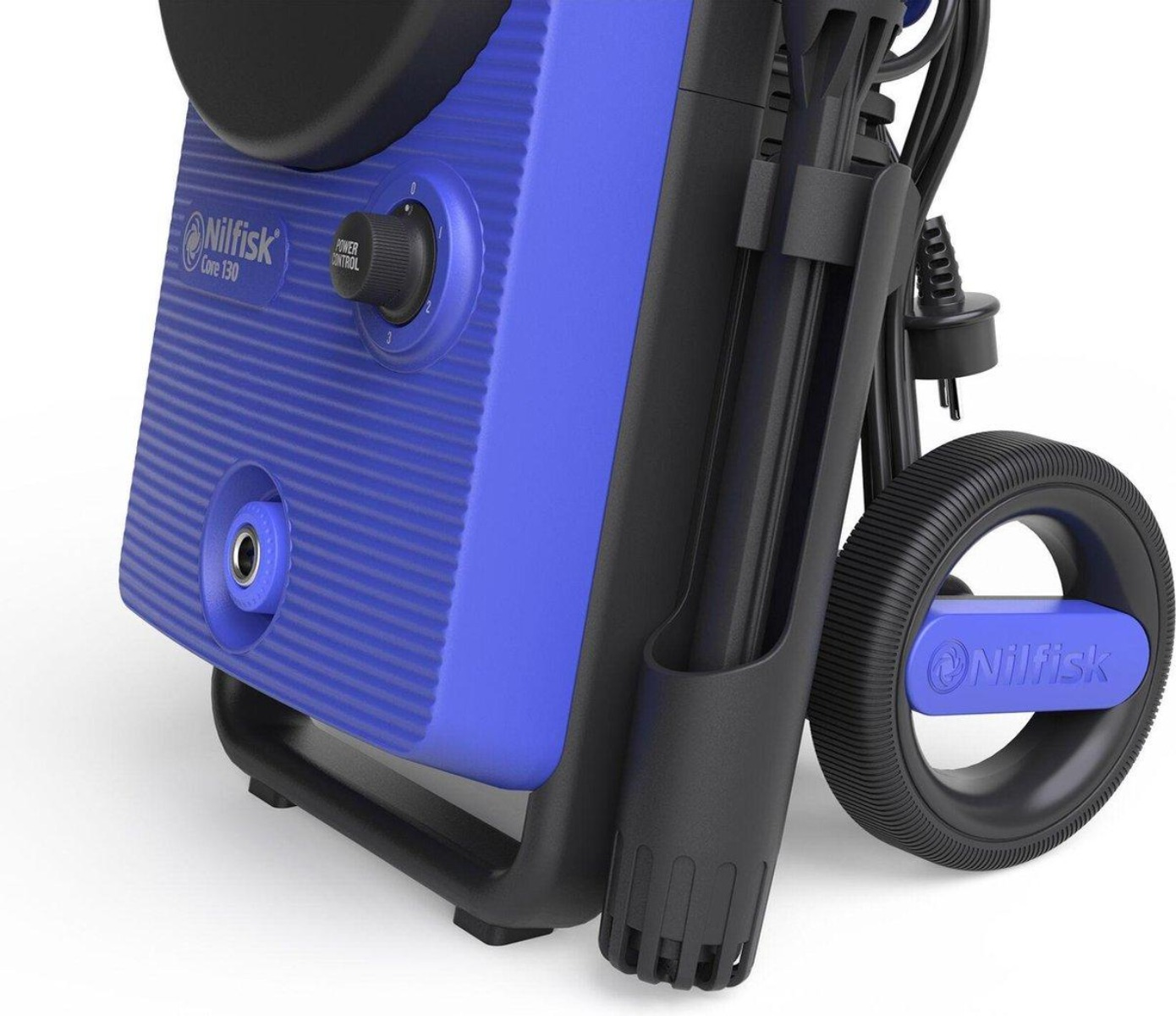 Niebiesko-czarna myjka ciśnieniowa Nilfisk Core 130 na czarnej ramie z czarnym kołem.