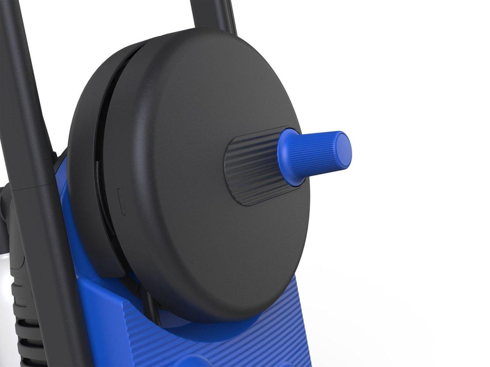 Czarny i niebieski bęben na wąż z niebieskim uchwytem, na białym tle.