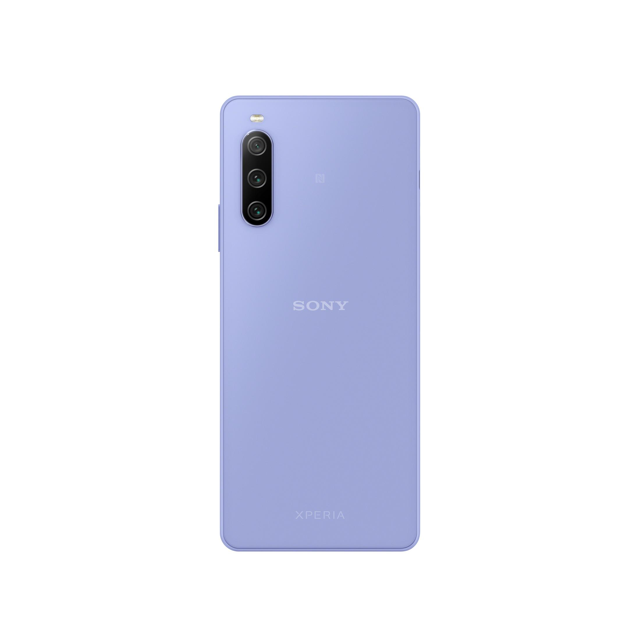 Fioletowy tył telefonu Sony Xperia z potrójnym aparatem i logo.