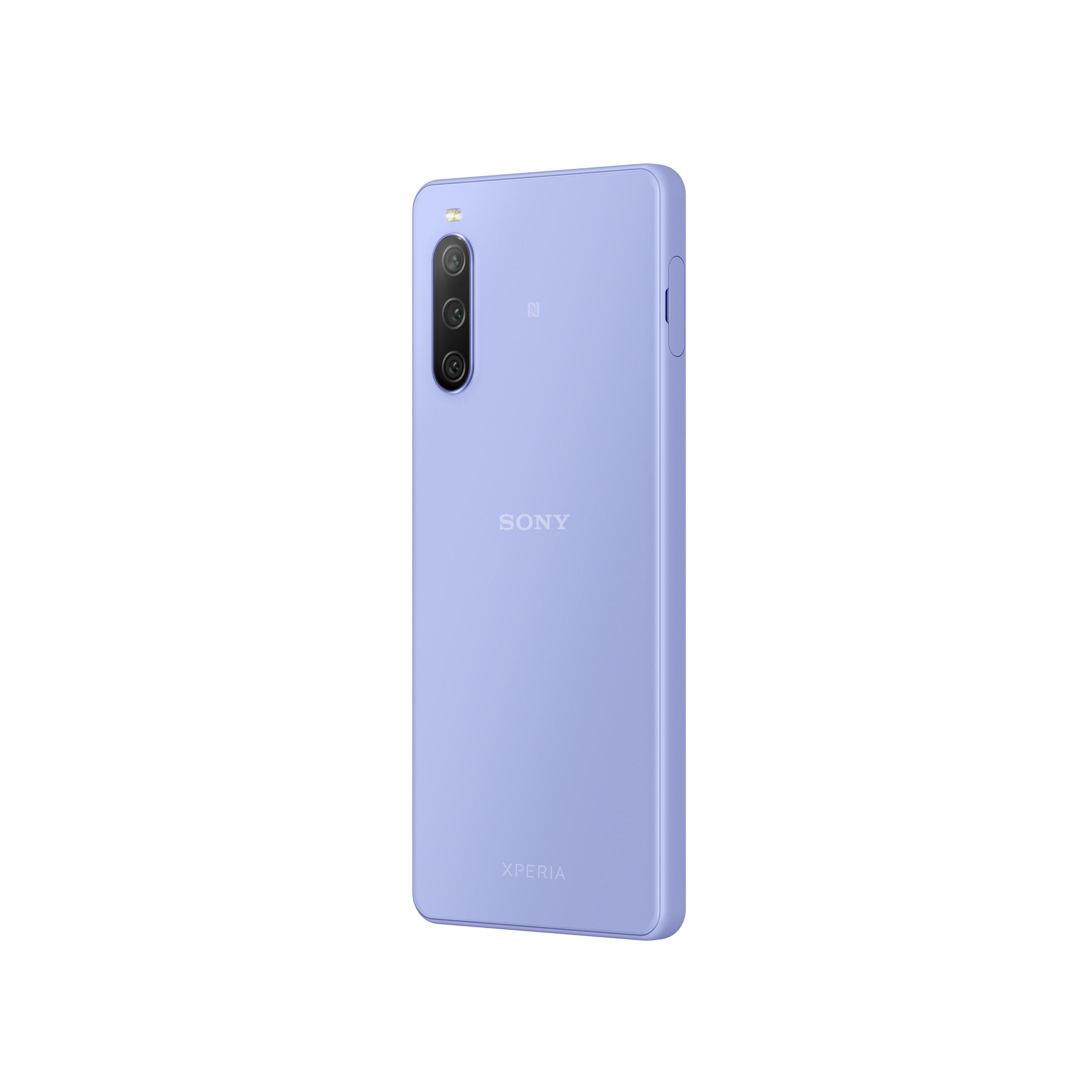 Fioletowy telefon Sony Xperia, widok z tyłu, trzy kamery, na białym tle.