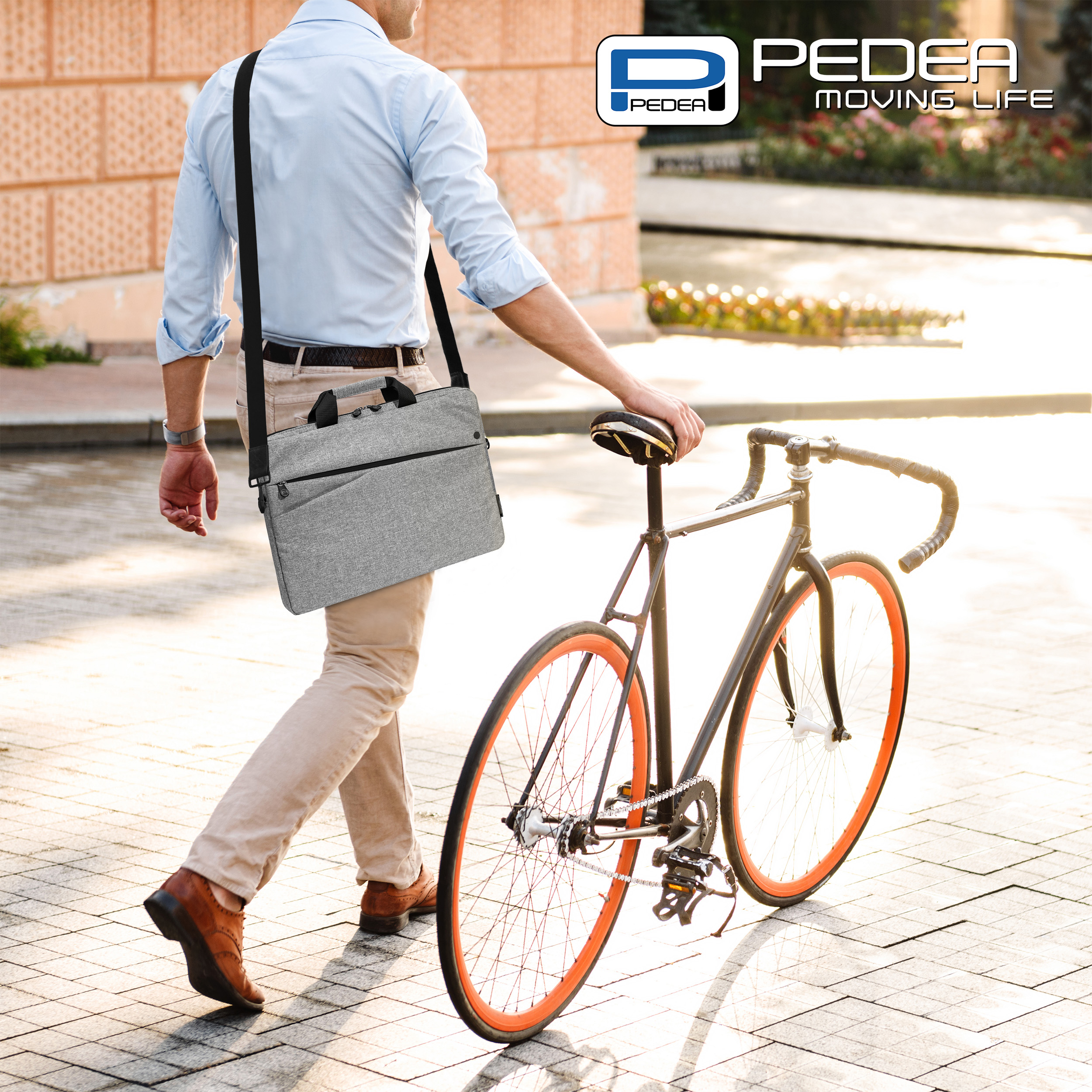 Ein Mann geht mit einer Tasche und einem Fahrrad mit orangen Reifen, sonnige Straße.