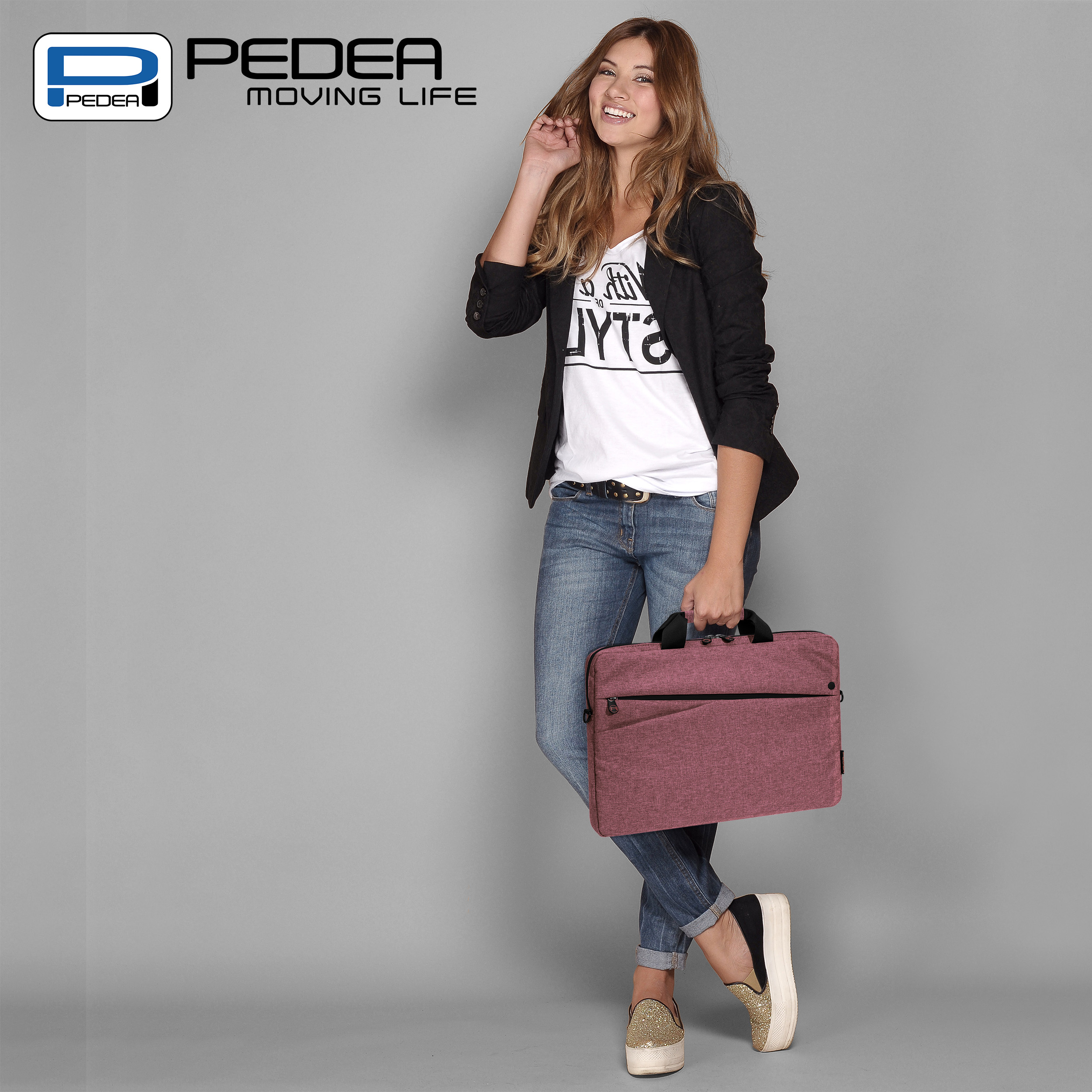 Frau mit Tasche, trägt Jeans, T-Shirt und Jacke. Ein Firmenlogo befindet sich oben links.