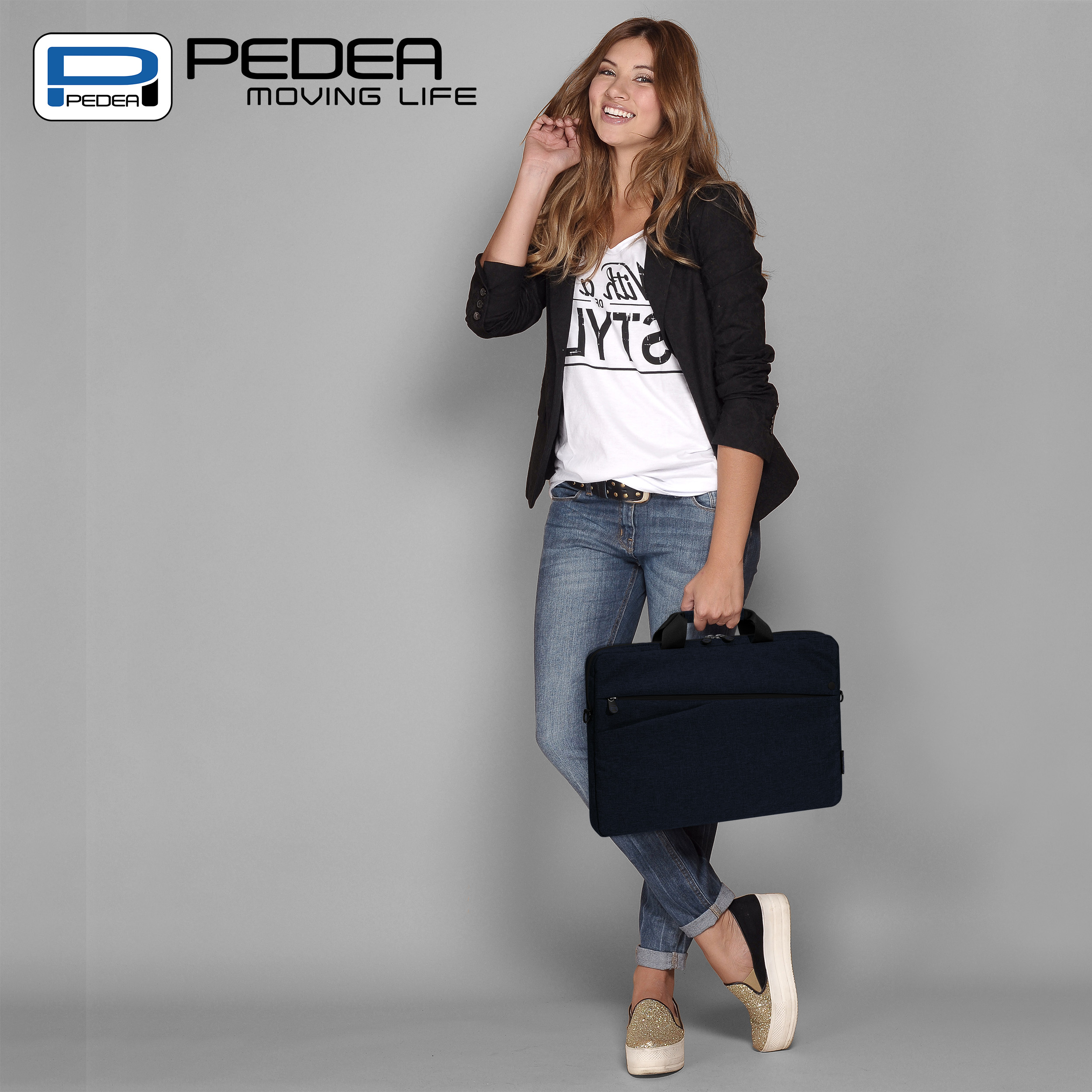 Eine Frau hält eine marineblaue Laptoptasche. Sie trägt eine schwarze Jacke und Jeans.