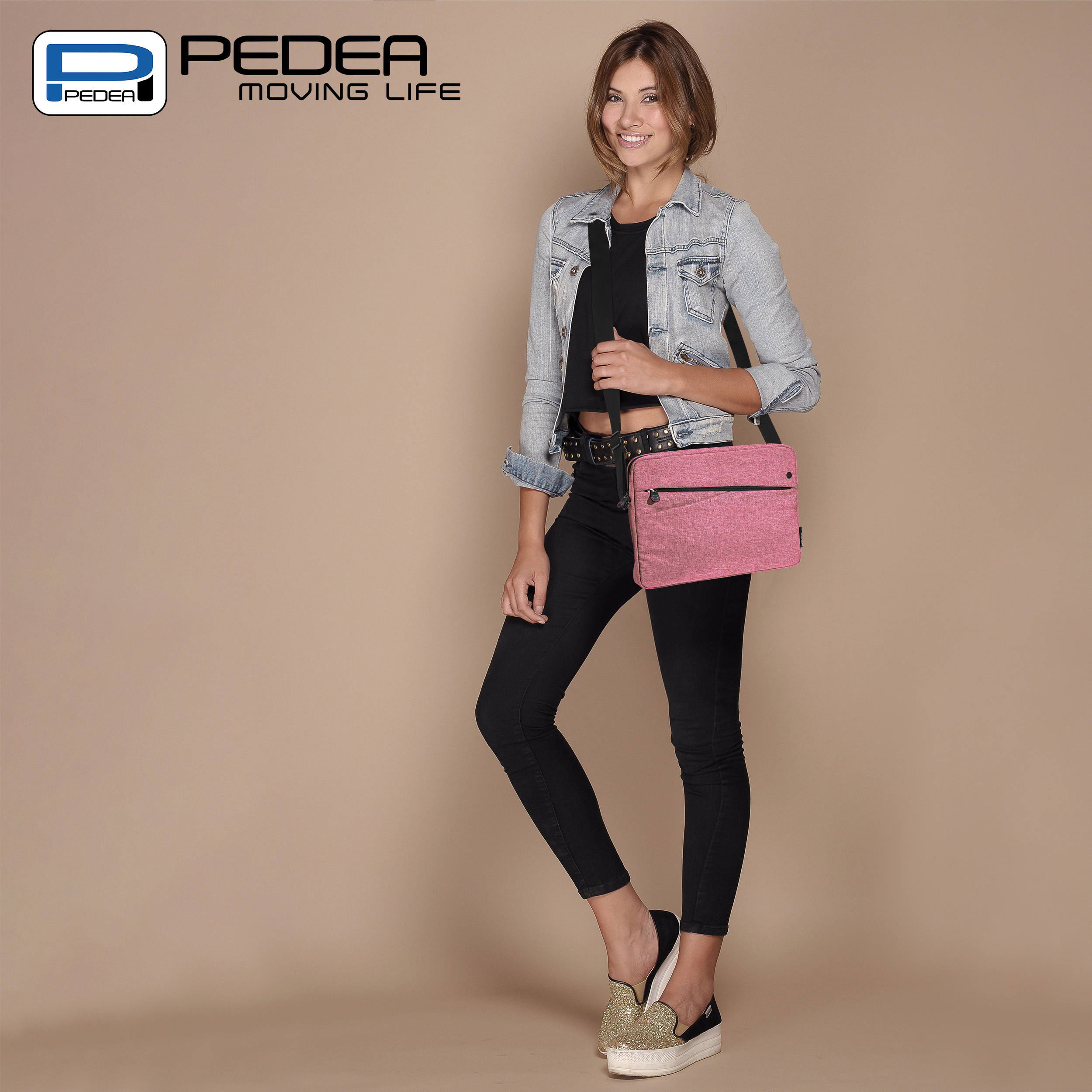 Eine Frau mit einer rosa Tasche und einer Jeansjacke. Sie lächelt.